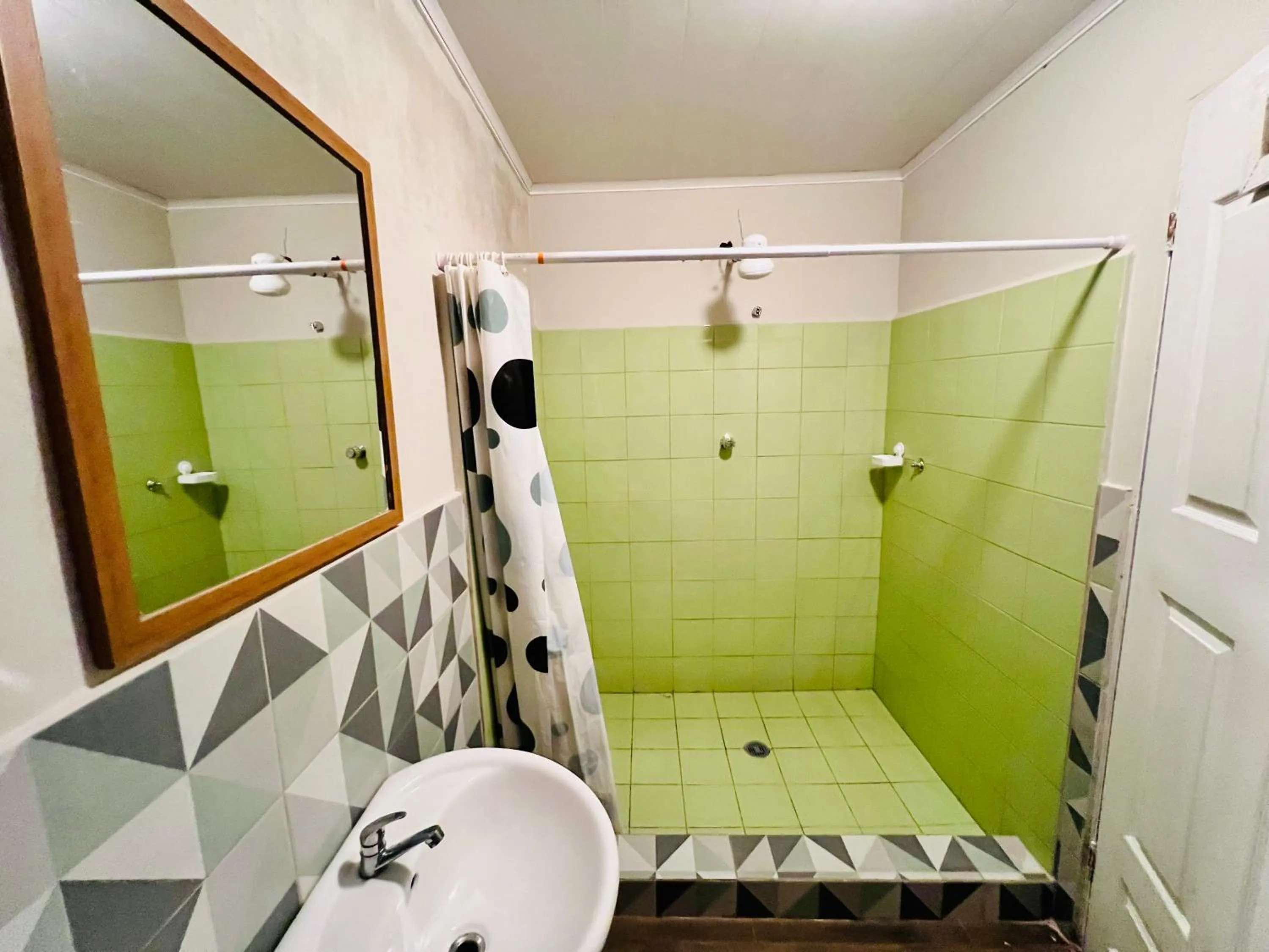 Shower in Otoya 1907 Hotel