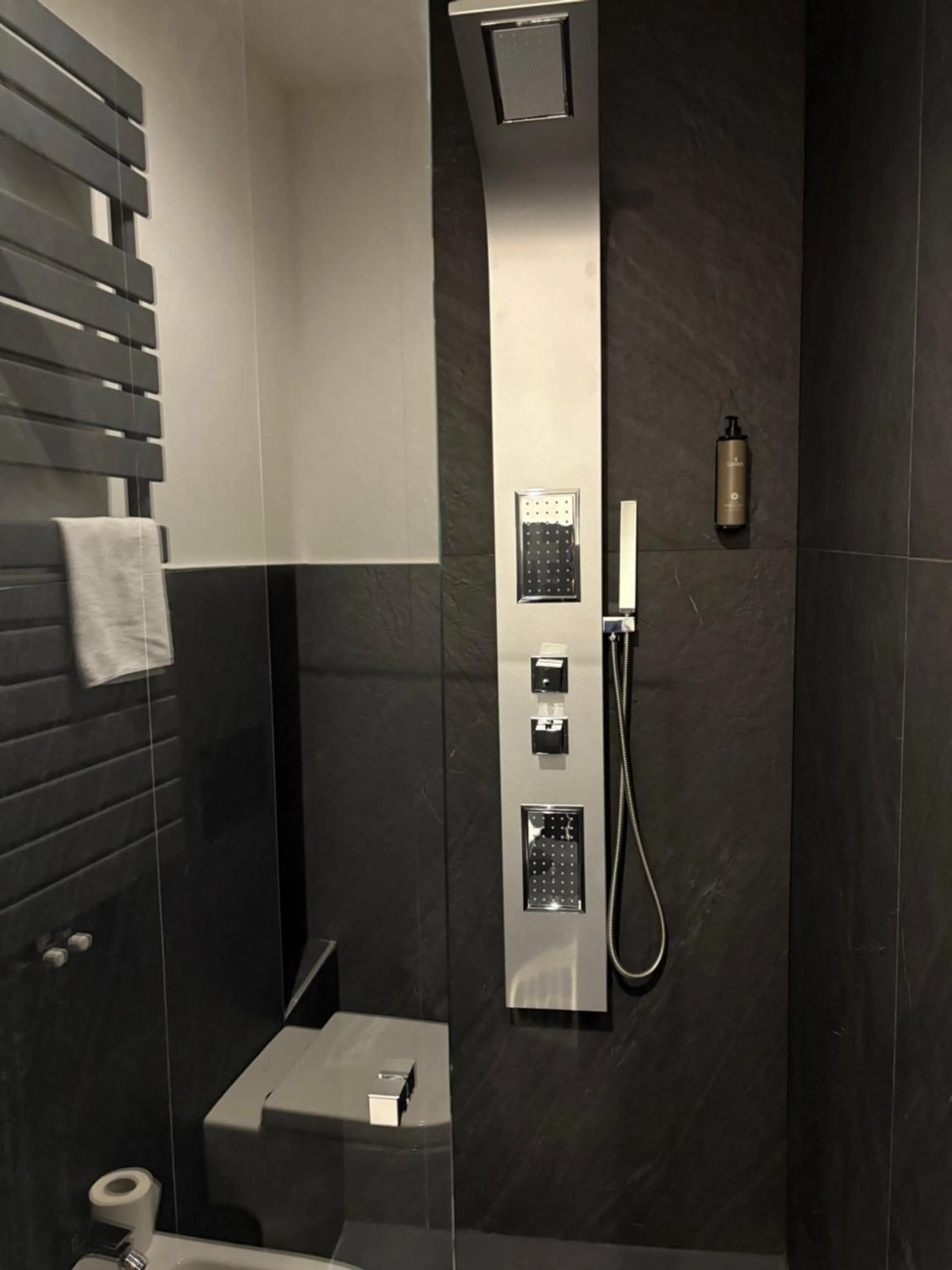 Bathroom in Albergo Cappello e Cadore