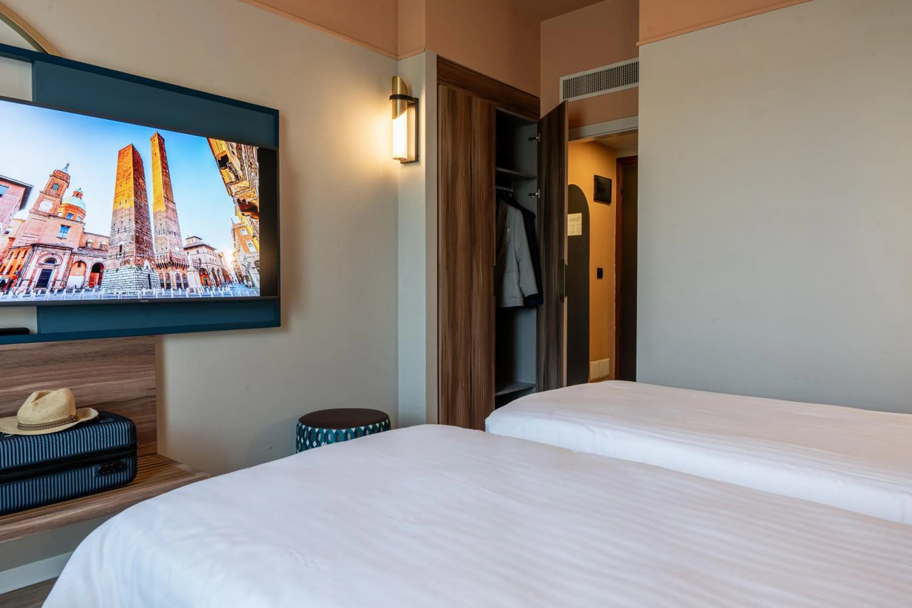 TV and multimedia, Bed in Mercure Bologna Centro