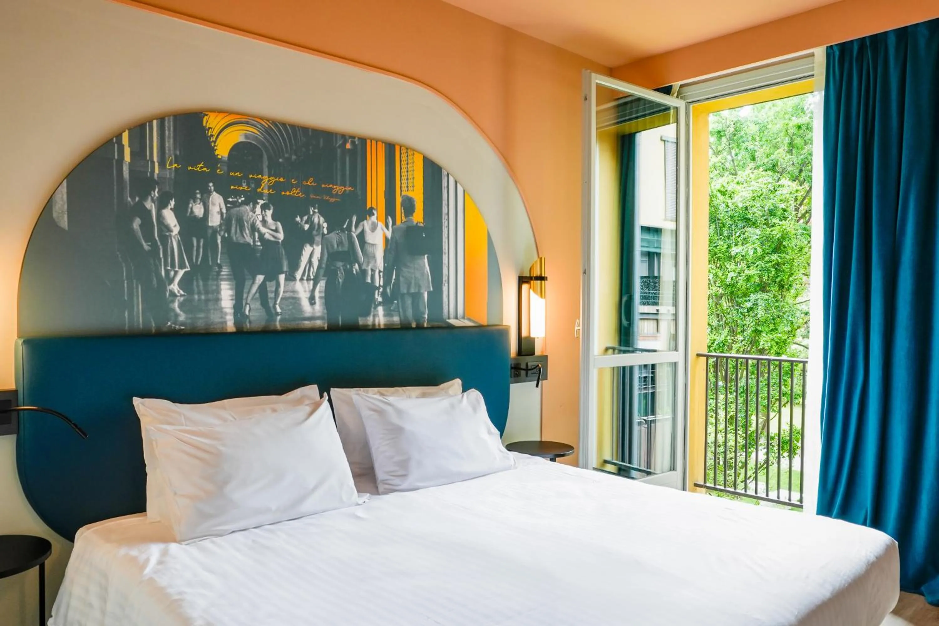 Garden view, Bed in Mercure Bologna Centro