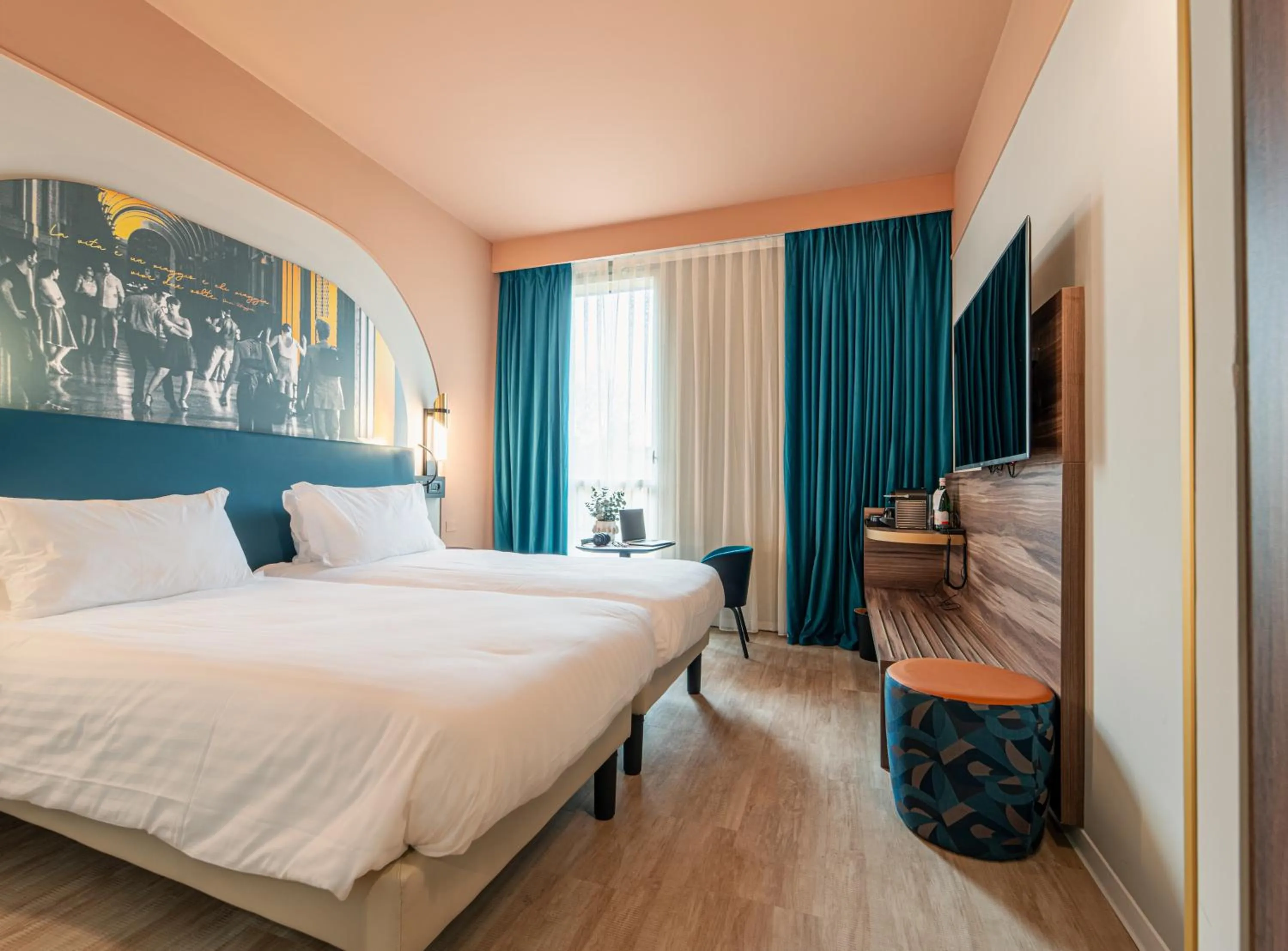 Photo of the whole room, Bed in Mercure Bologna Centro