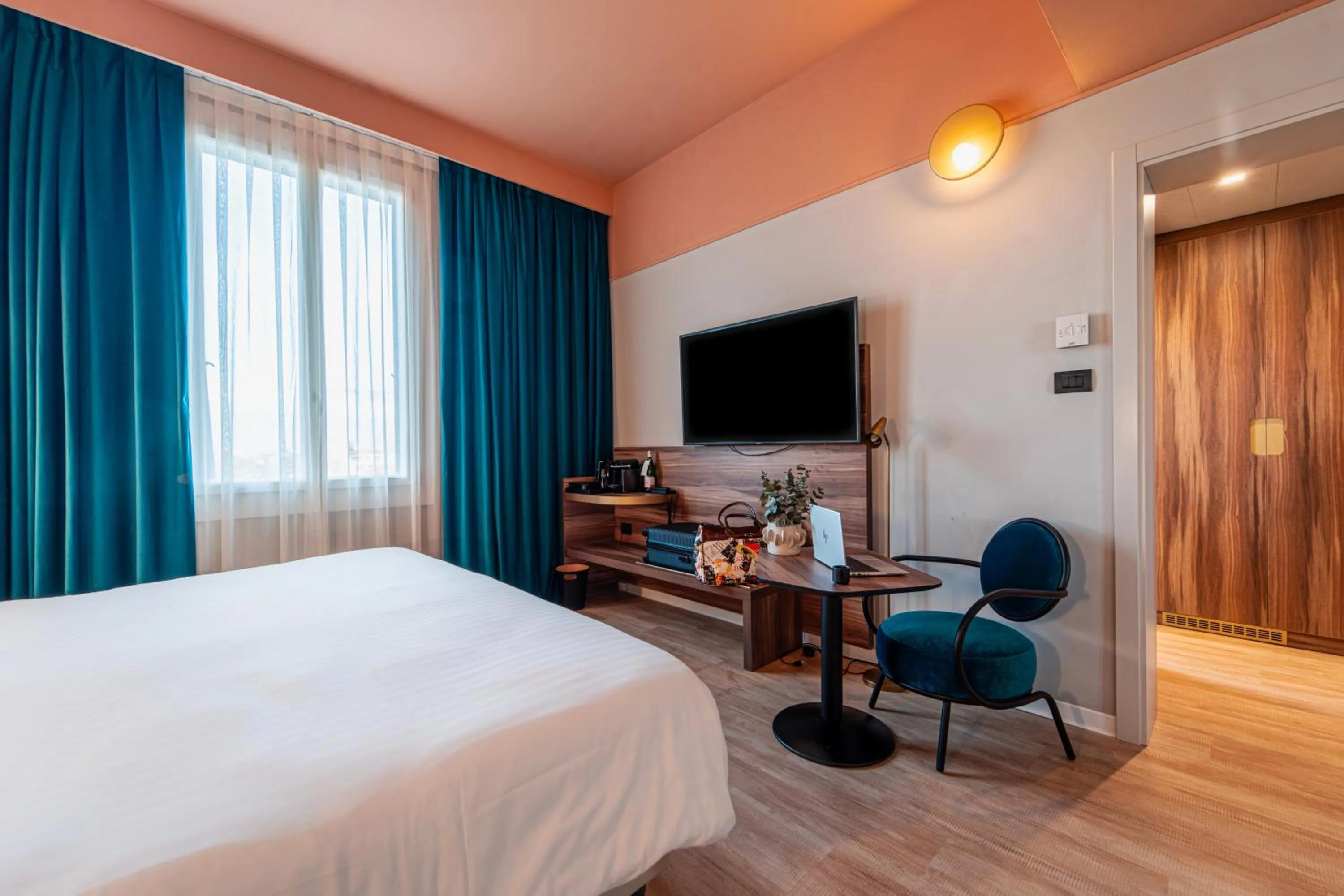 TV and multimedia, Bed in Mercure Bologna Centro