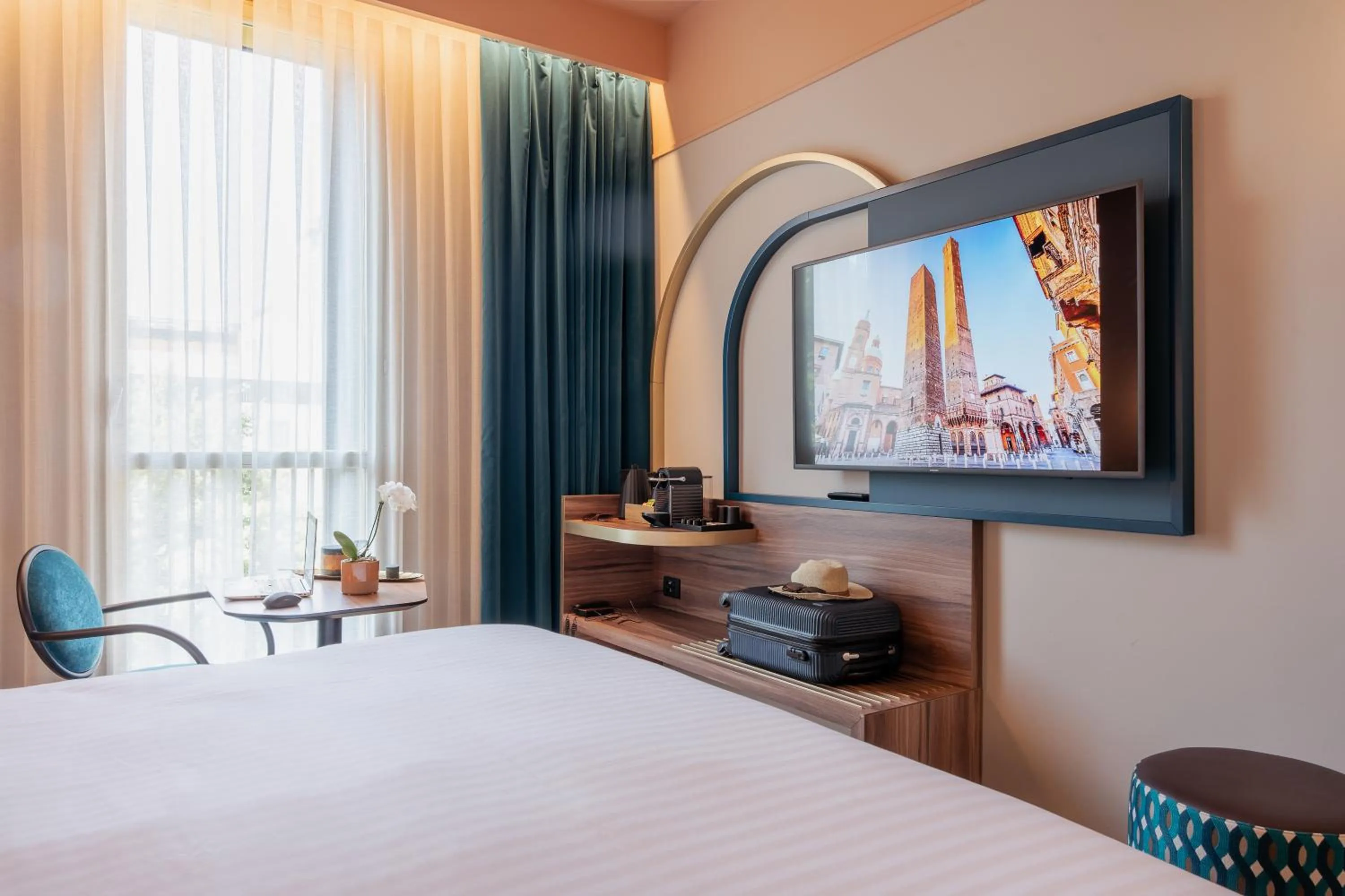 TV and multimedia, Bed in Mercure Bologna Centro
