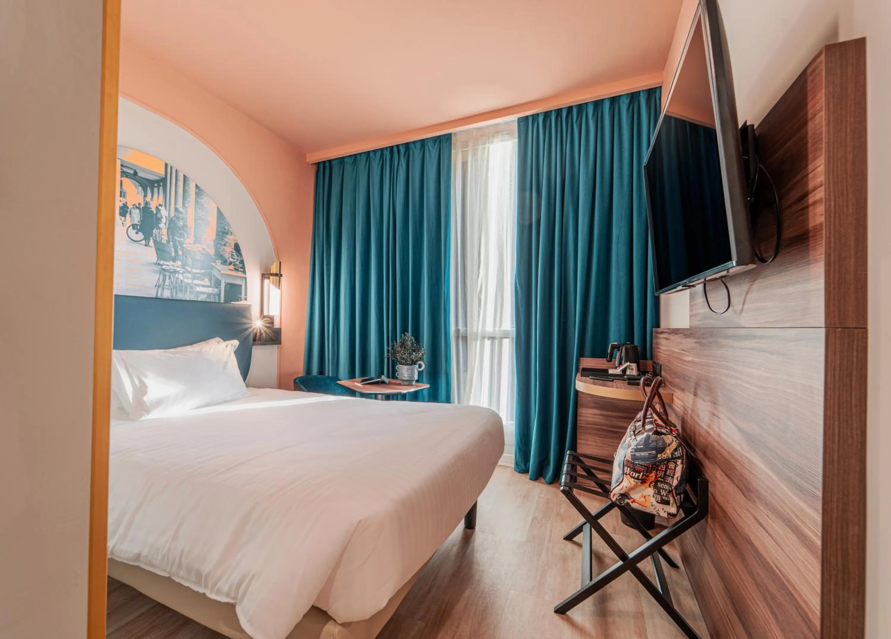 Photo of the whole room, Bed in Mercure Bologna Centro