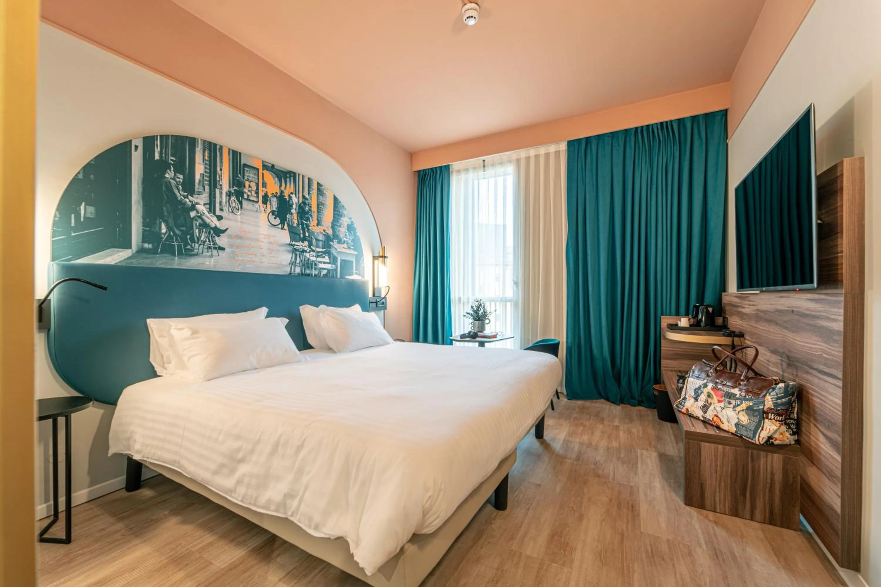 Photo of the whole room, Bed in Mercure Bologna Centro