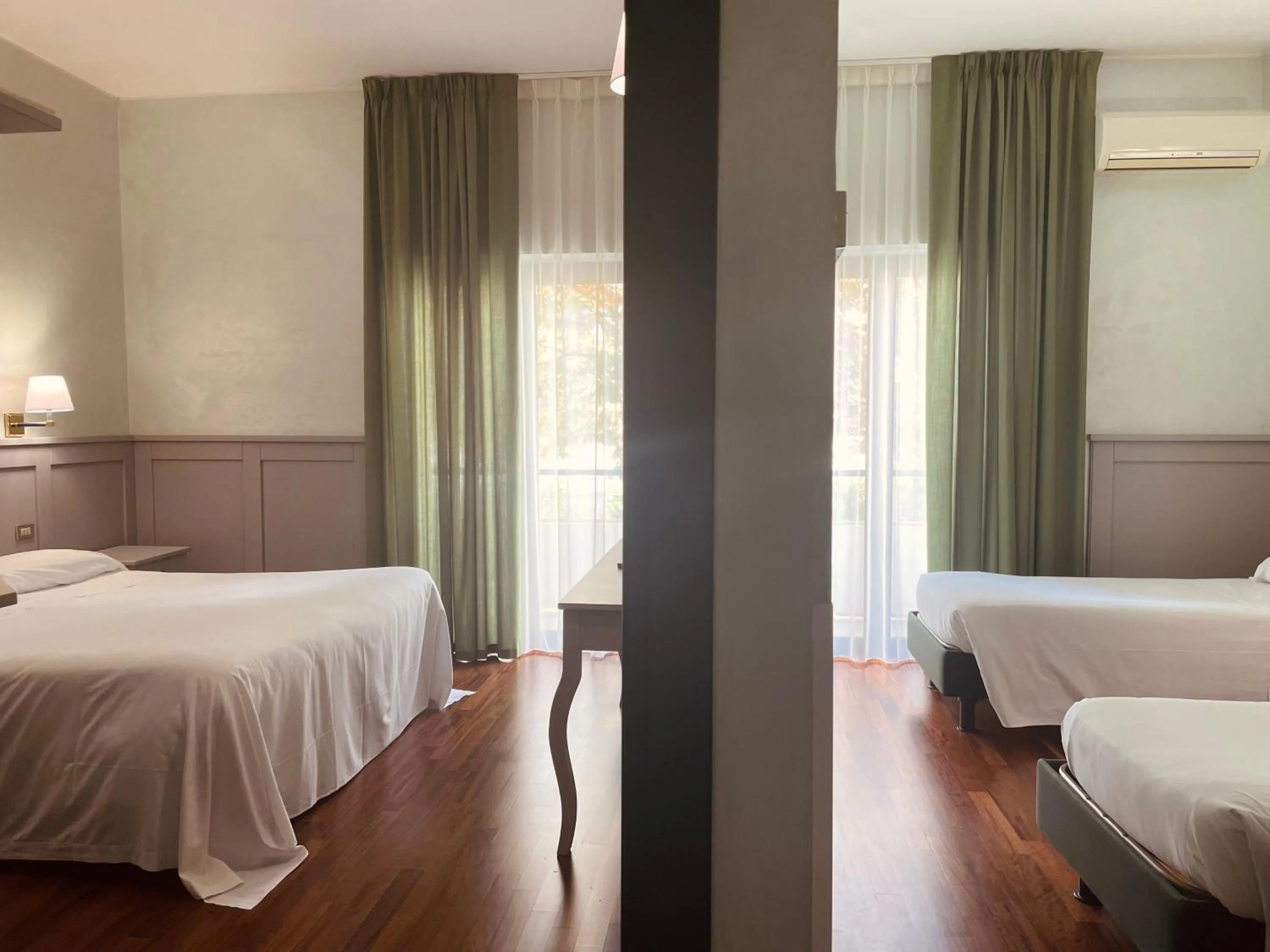 Bed in Hotel Santacroce Meeting