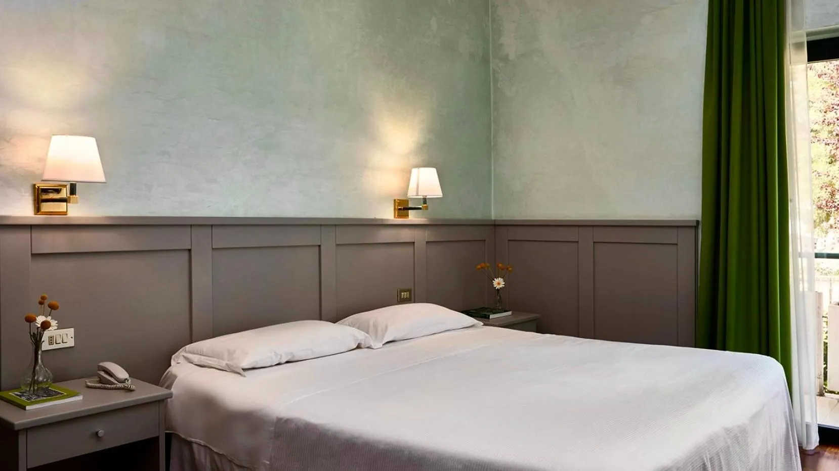 Bed in Hotel Santacroce Meeting