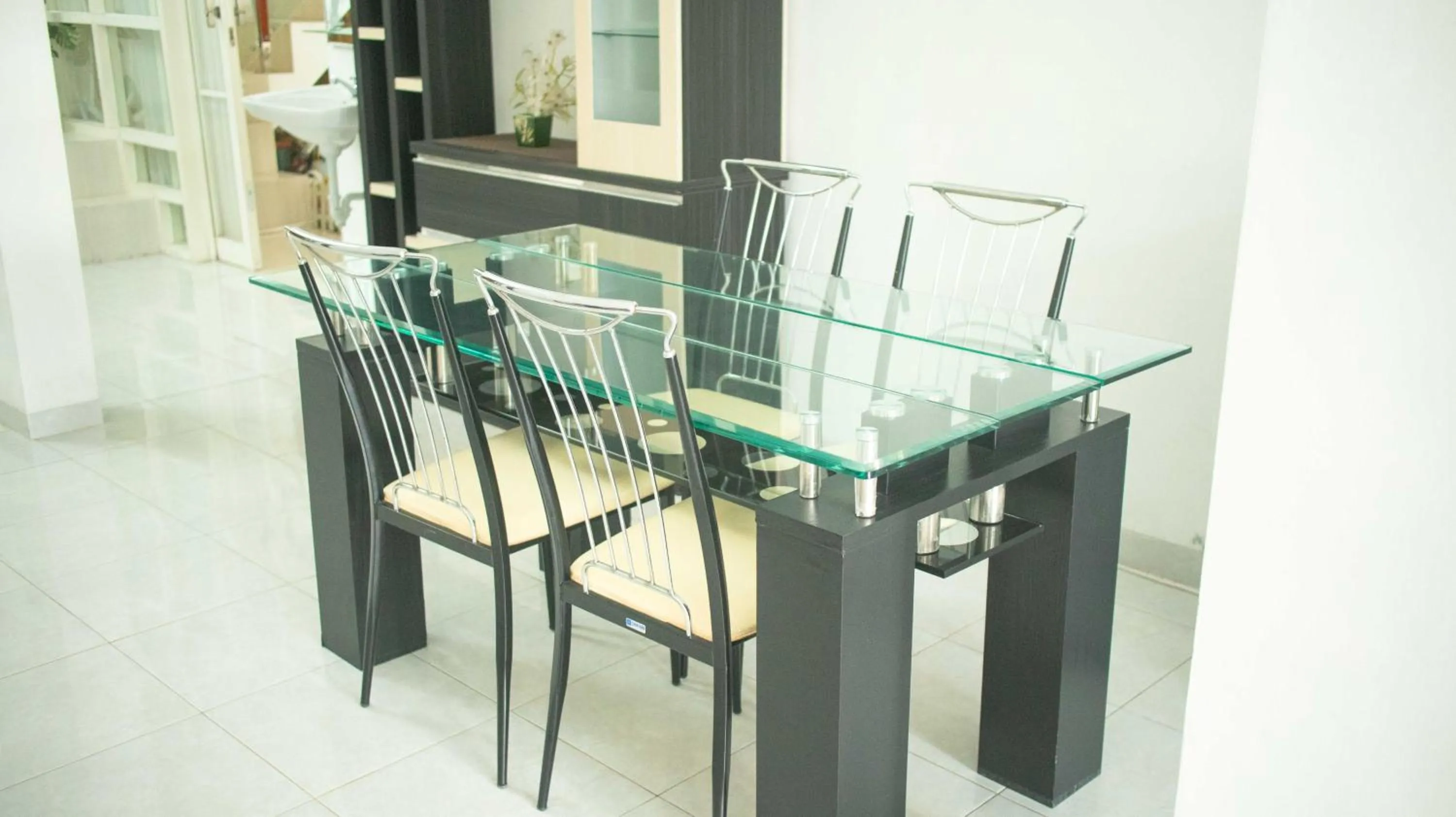 Dining area in Villa El Nino 5 Bedroom dengan Rooftop Mountain View