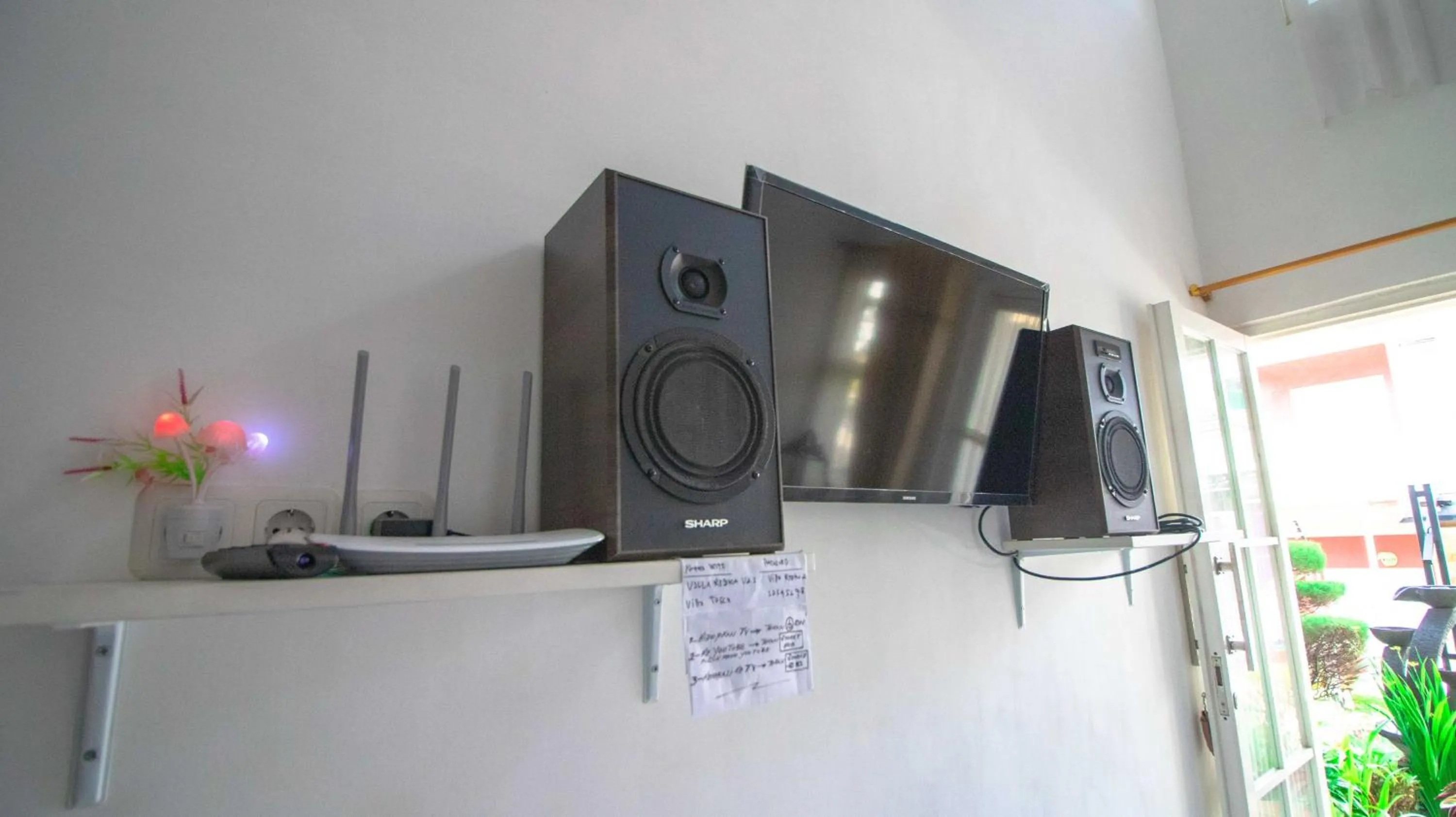 TV and multimedia in Villa El Nino 5 Bedroom dengan Rooftop Mountain View