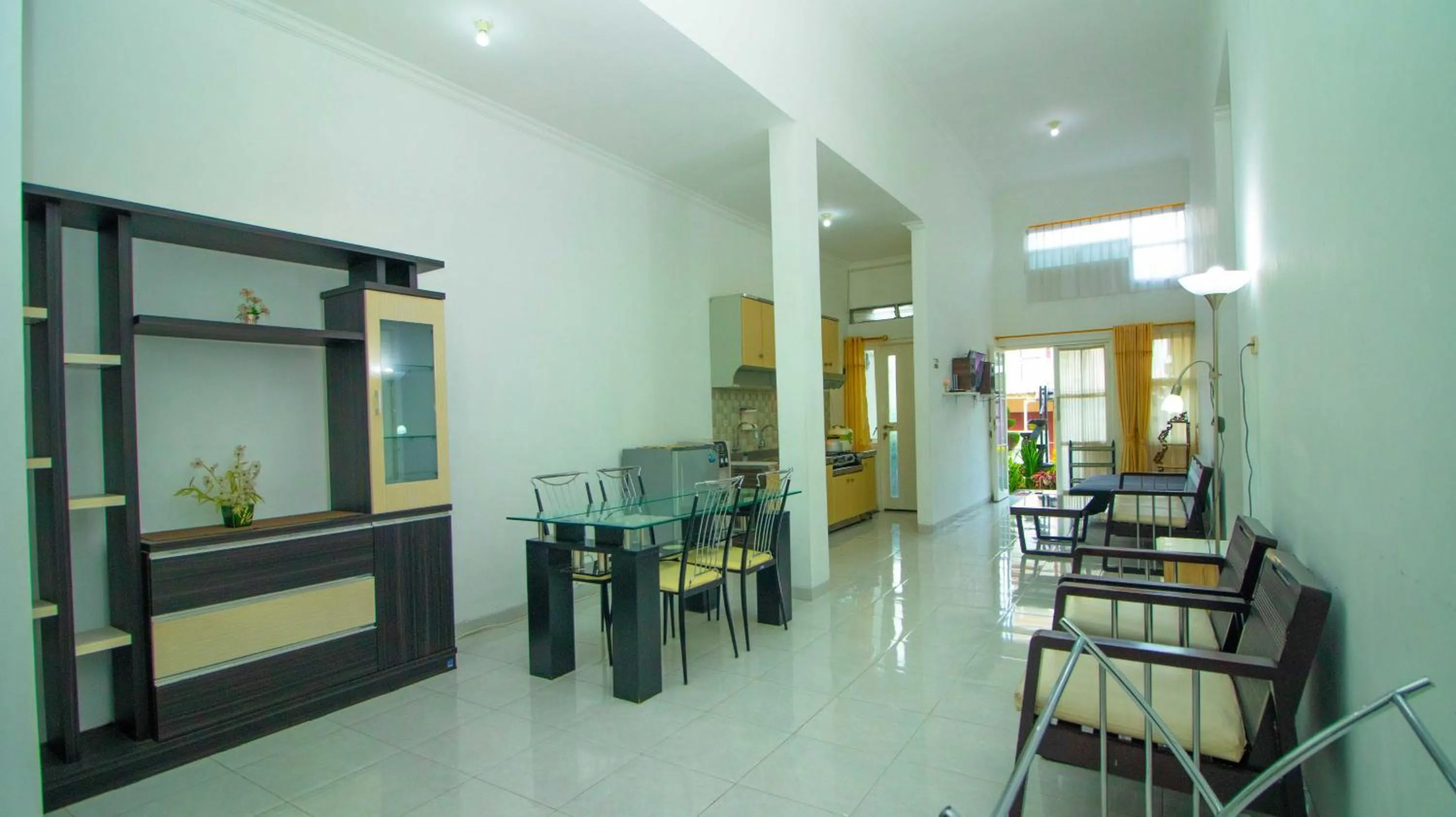 Dining area in Villa El Nino 5 Bedroom dengan Rooftop Mountain View