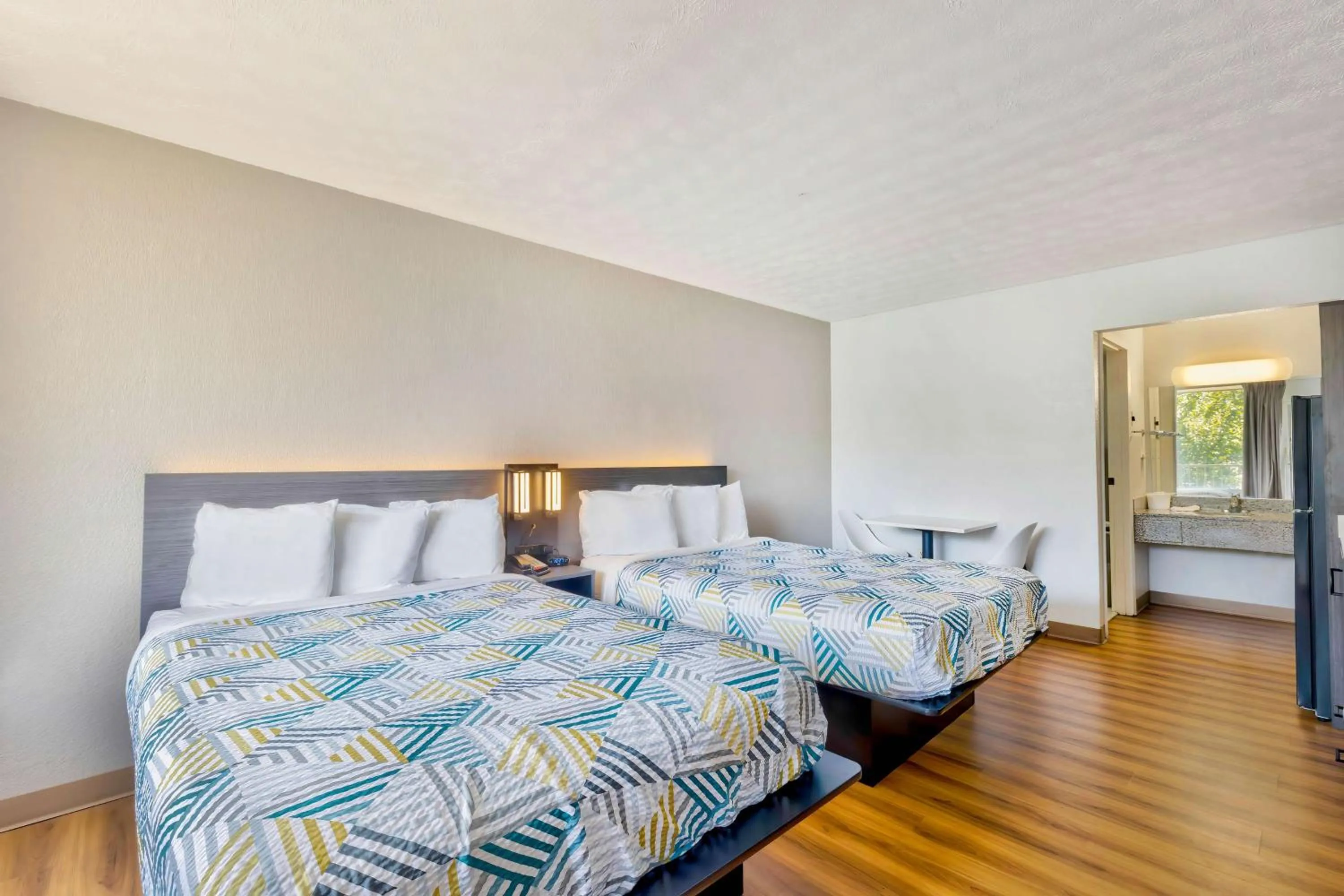 Photo of the whole room, Bed in Studio 6 Mount Jackson VA Shenandoah