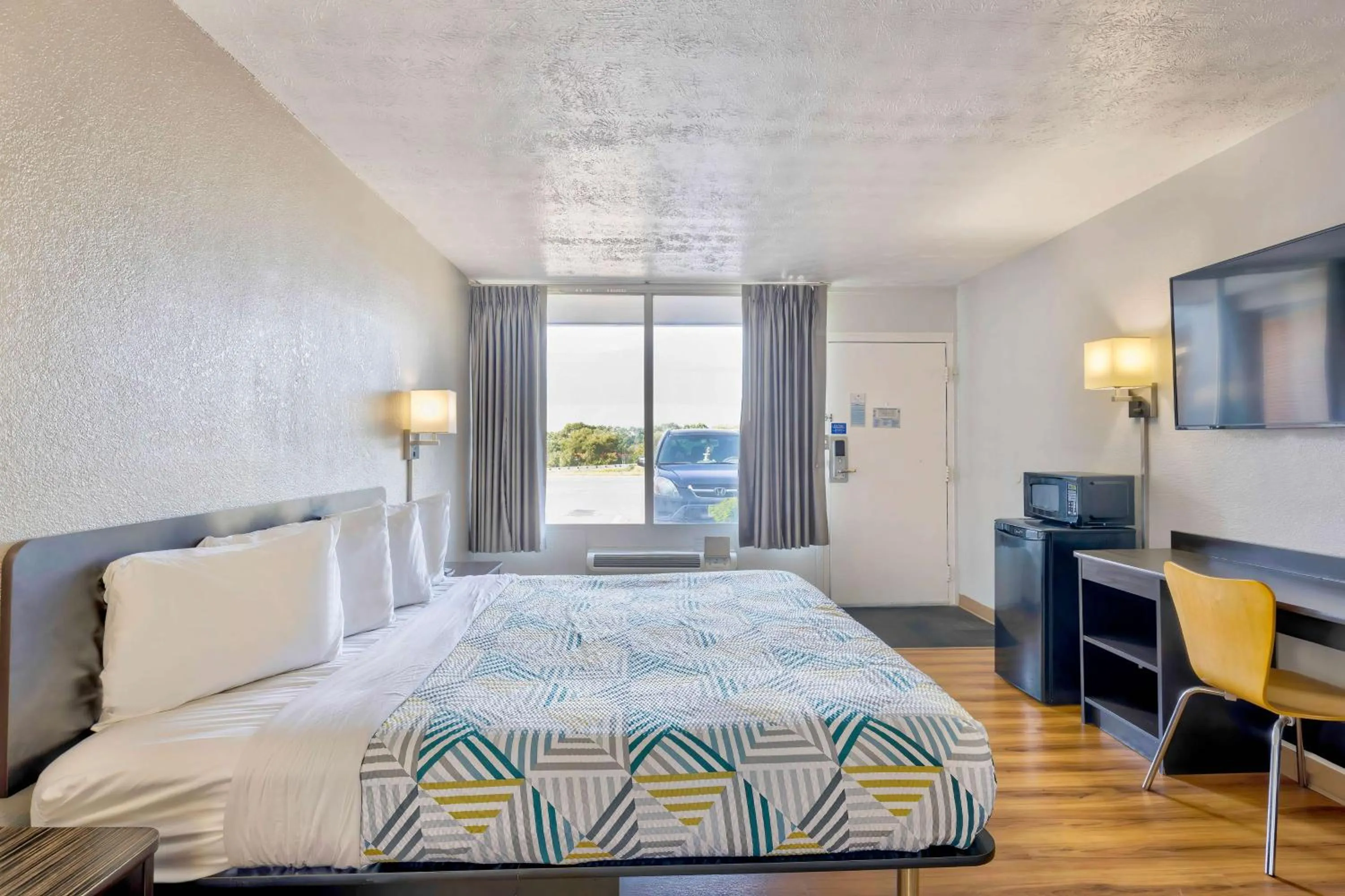 Photo of the whole room, Bed in Studio 6 Mount Jackson VA Shenandoah