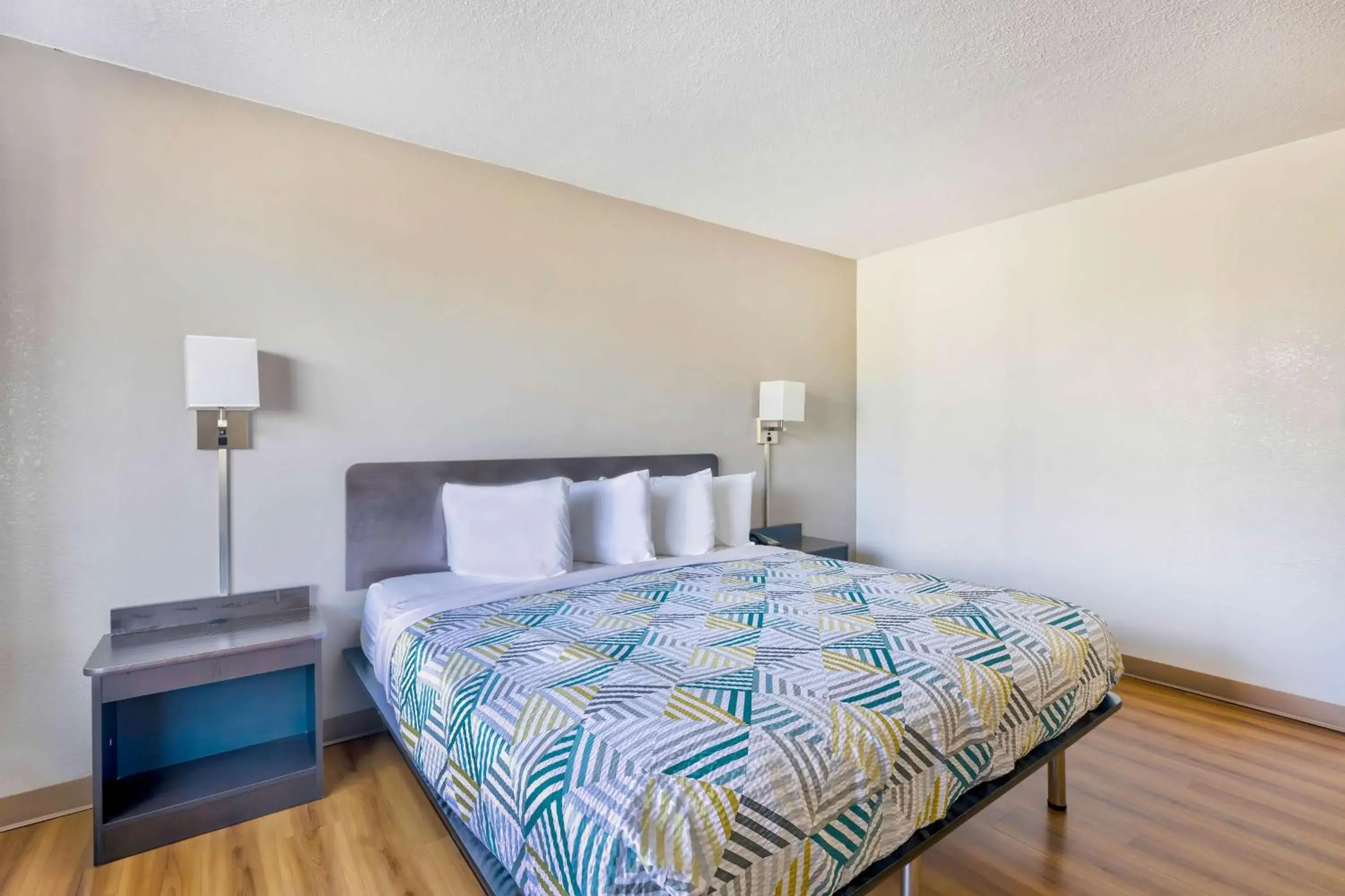 Deluxe King Room - single occupancy - Non-Smoking in Studio 6 Mount Jackson VA Shenandoah Deluxe King Room - single occupancy - Non-Smoking in Studio 6 Mount Jackson VA Shenandoah