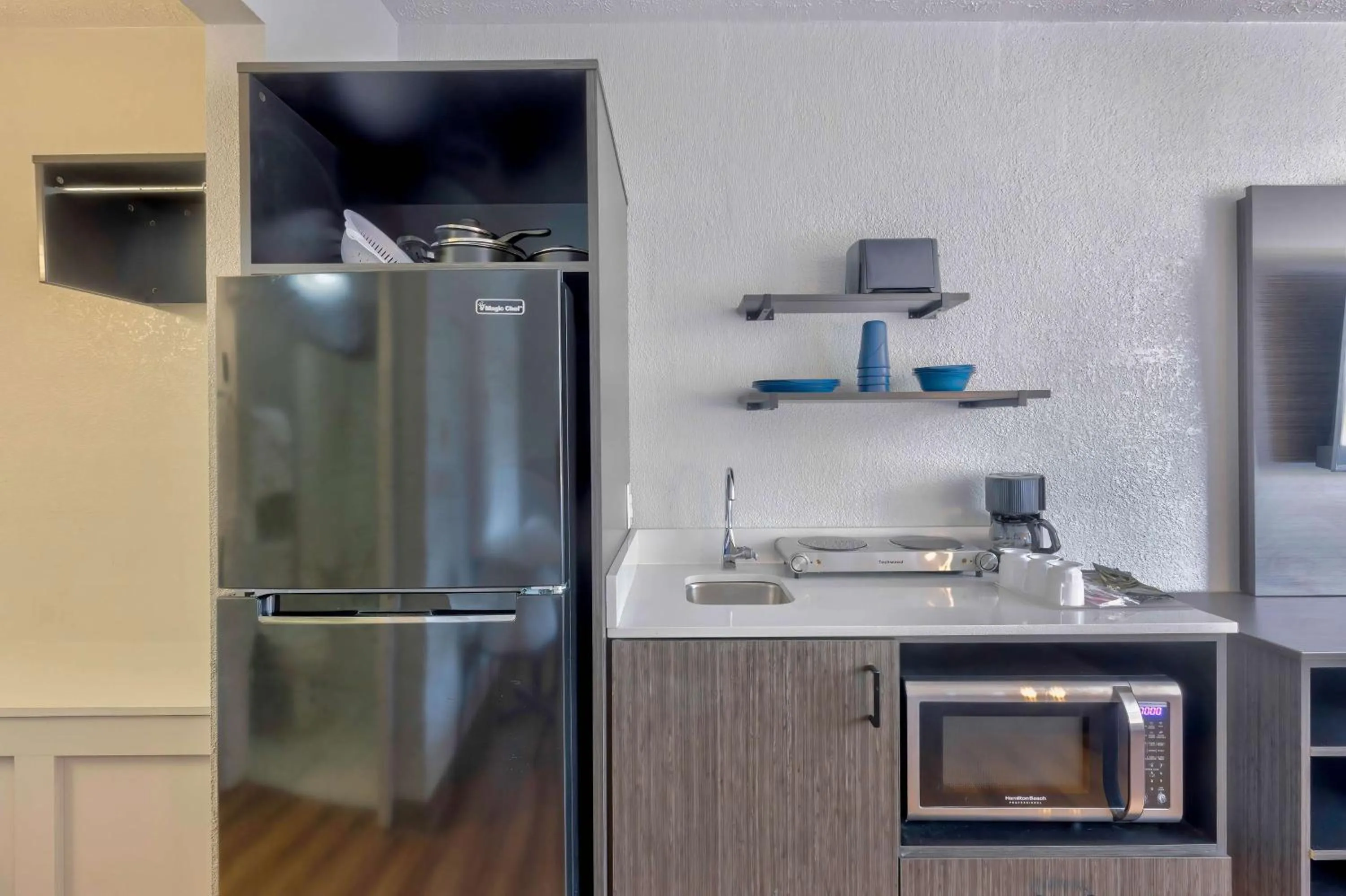 Photo of the whole room in Studio 6 Mount Jackson VA Shenandoah