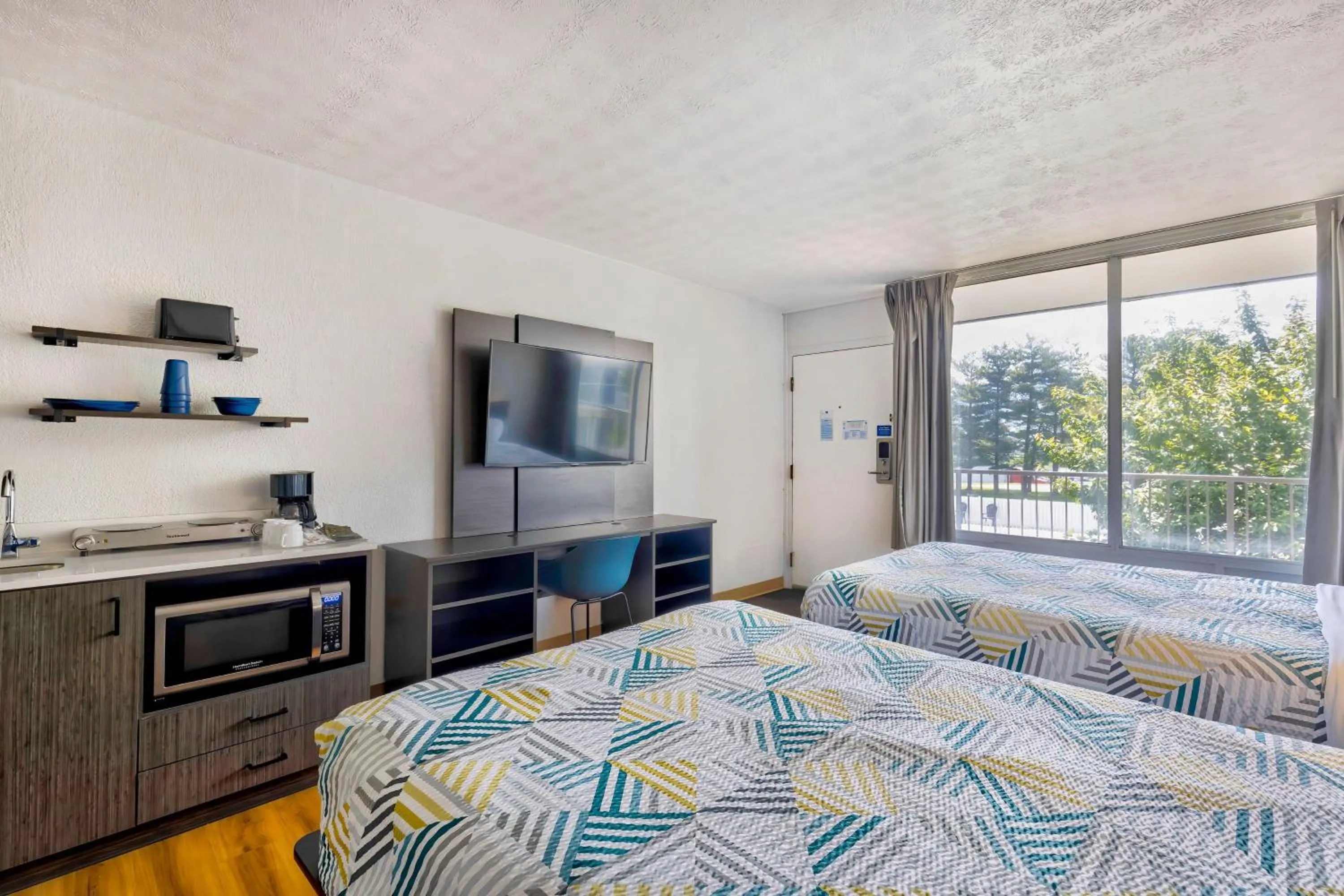 Photo of the whole room, Bed in Studio 6 Mount Jackson VA Shenandoah