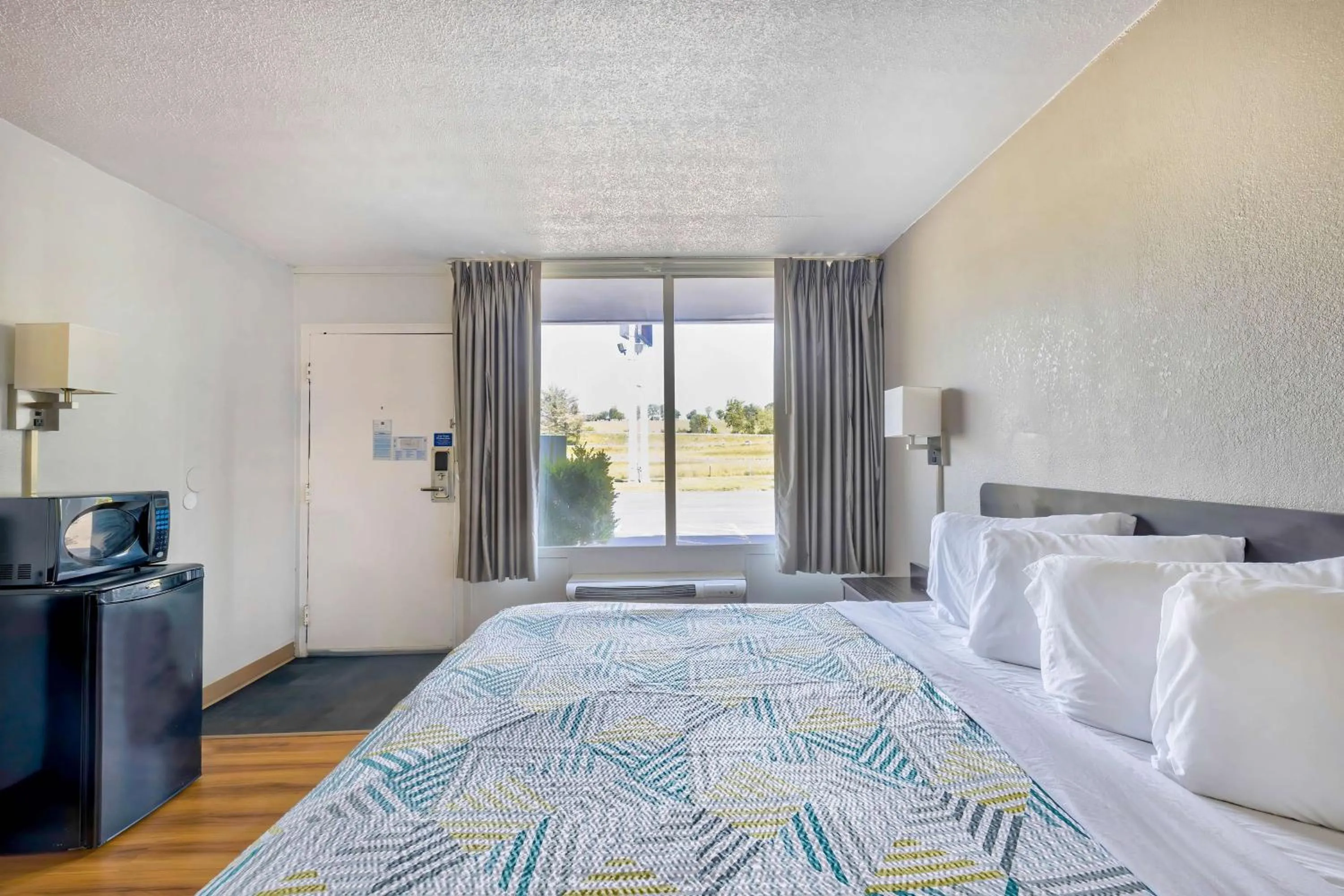 Photo of the whole room, Bed in Studio 6 Mount Jackson VA Shenandoah