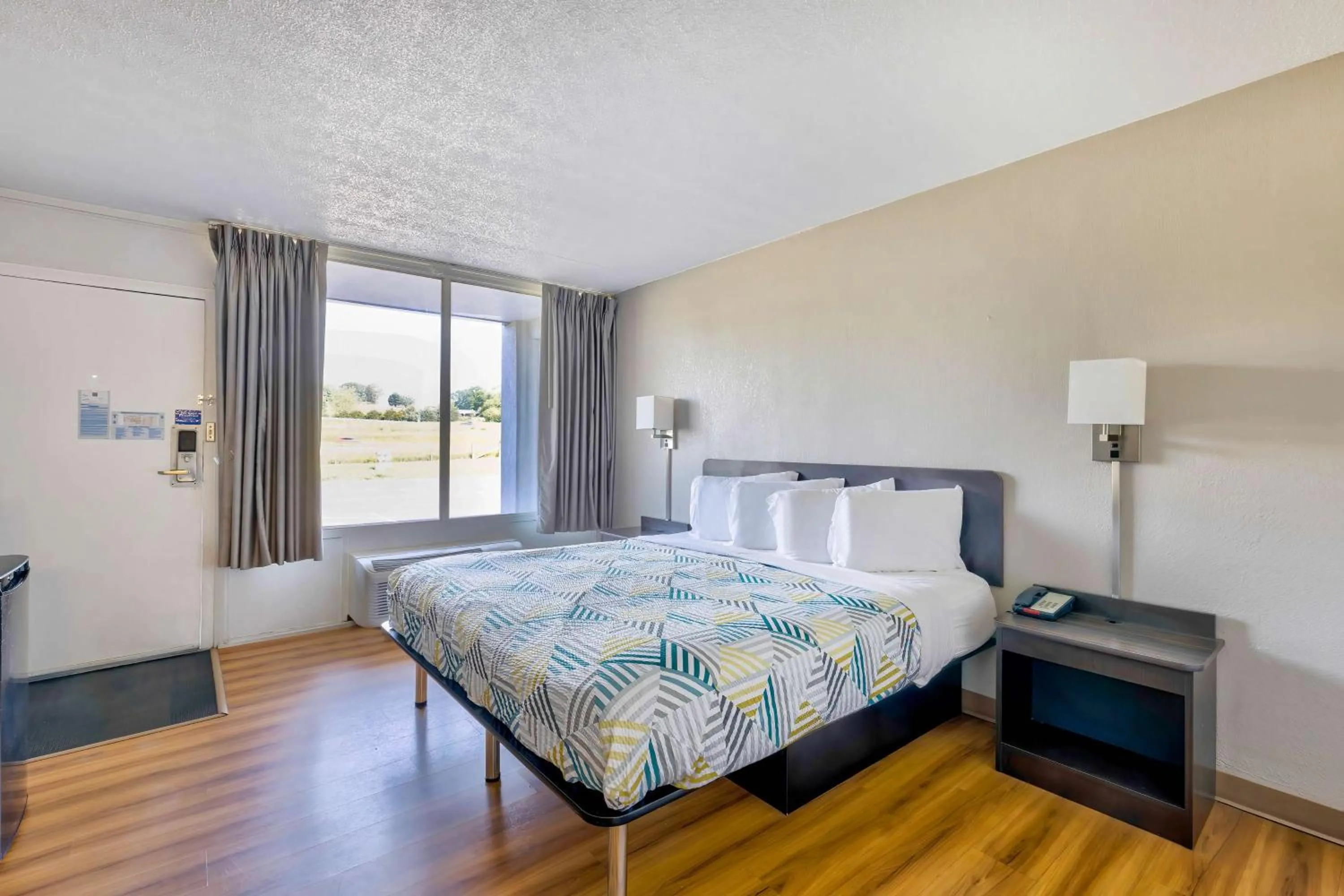 Photo of the whole room, Bed in Studio 6 Mount Jackson VA Shenandoah