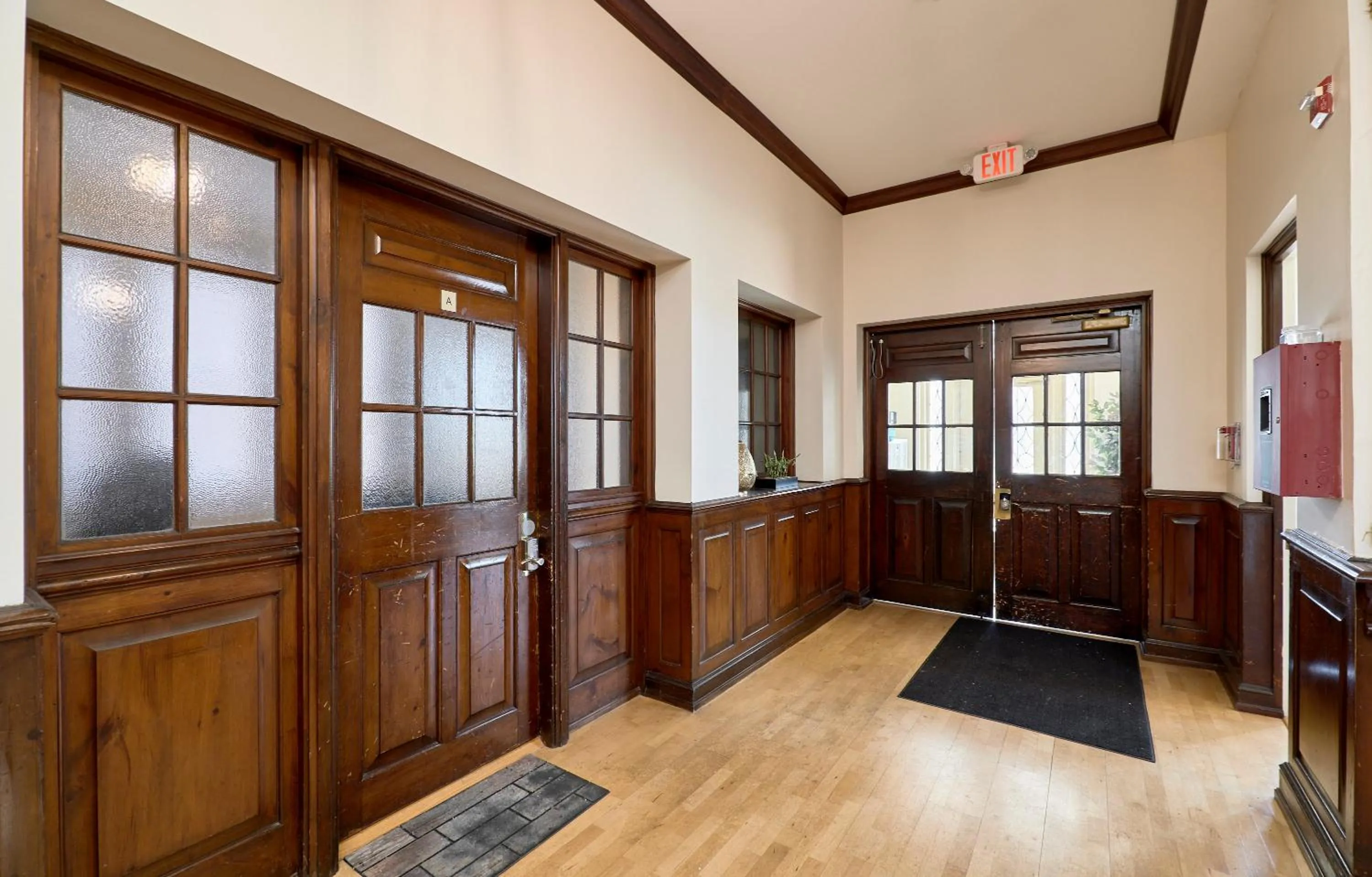 Facade/entrance in WhiteHouse at Grand Central