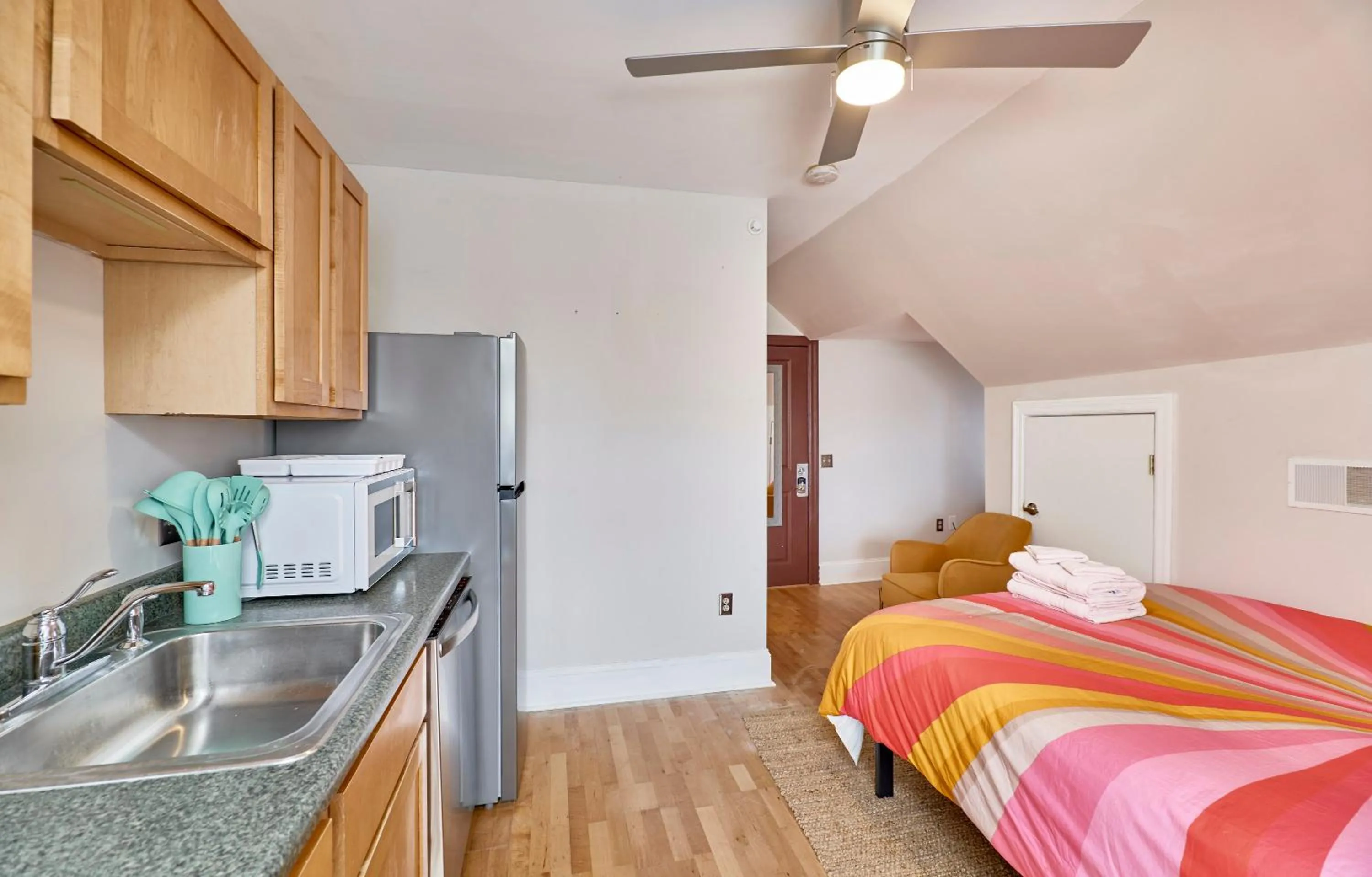 Kitchen or kitchenette, Bed in WhiteHouse at Grand Central