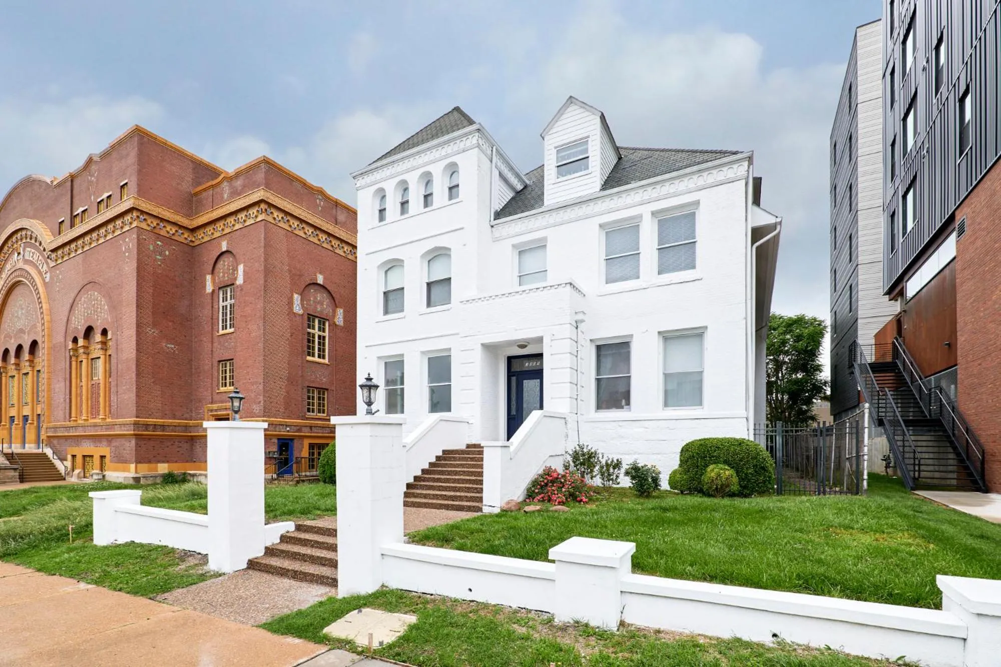 Property building in WhiteHouse at Grand Central