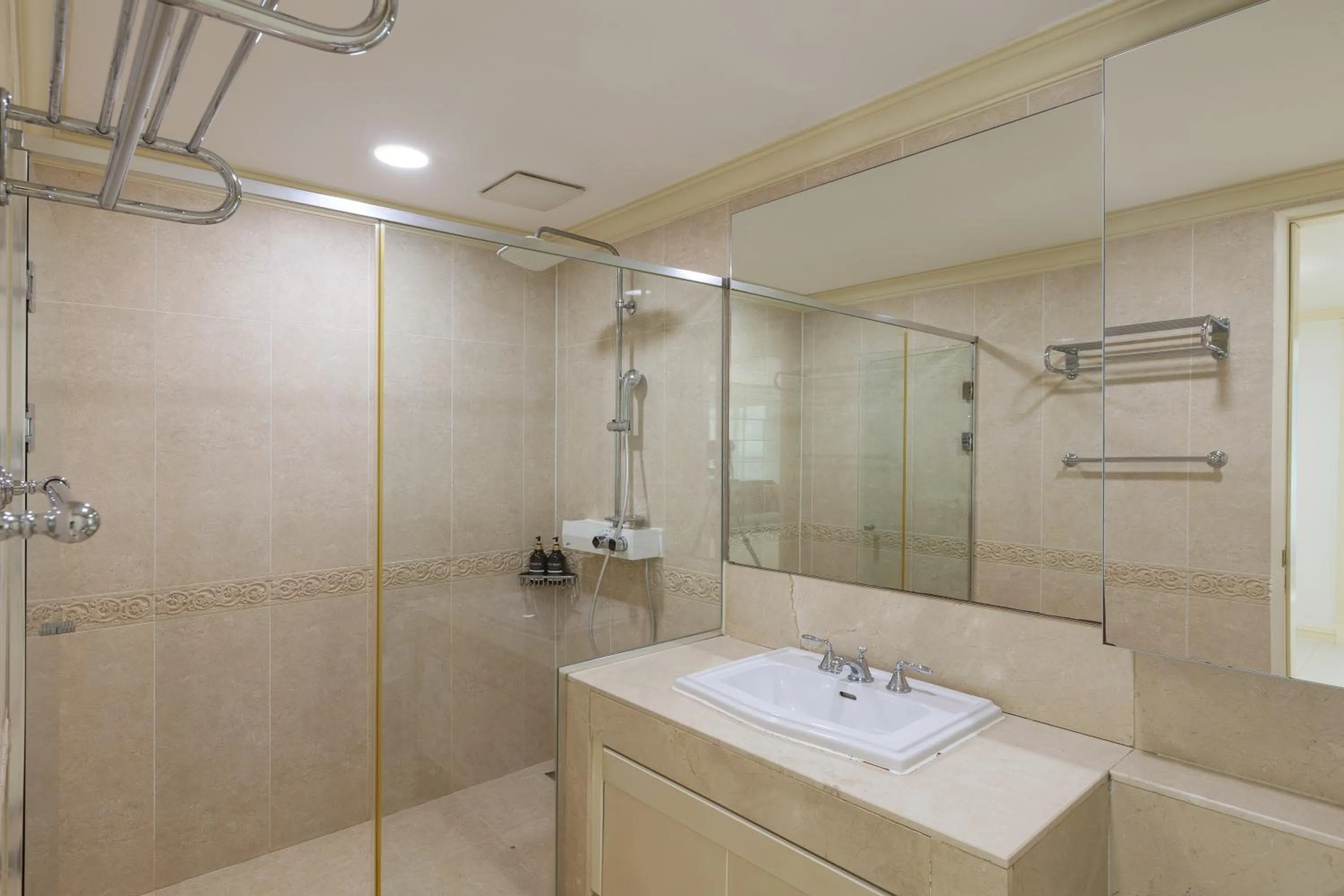 Bathroom in Pale De Cz Condo