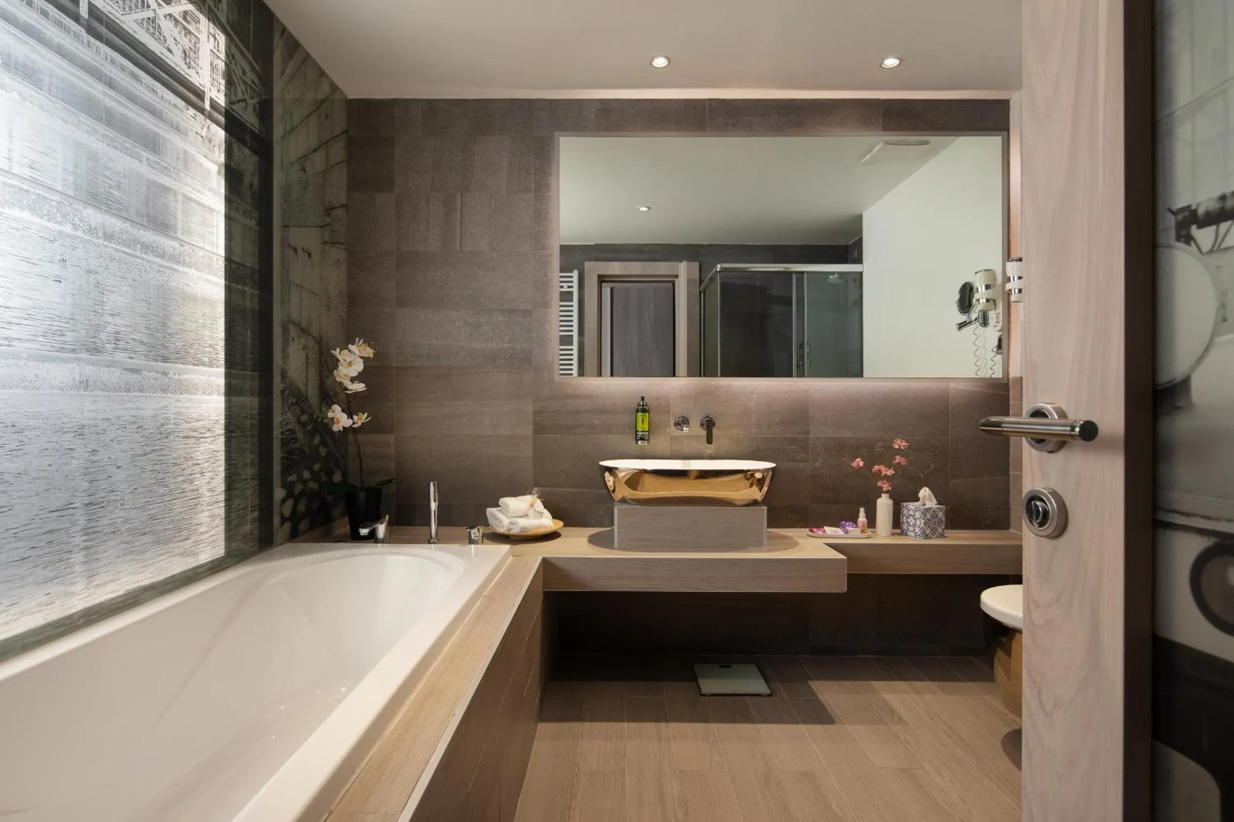 Shower in Hotel Colors Inn