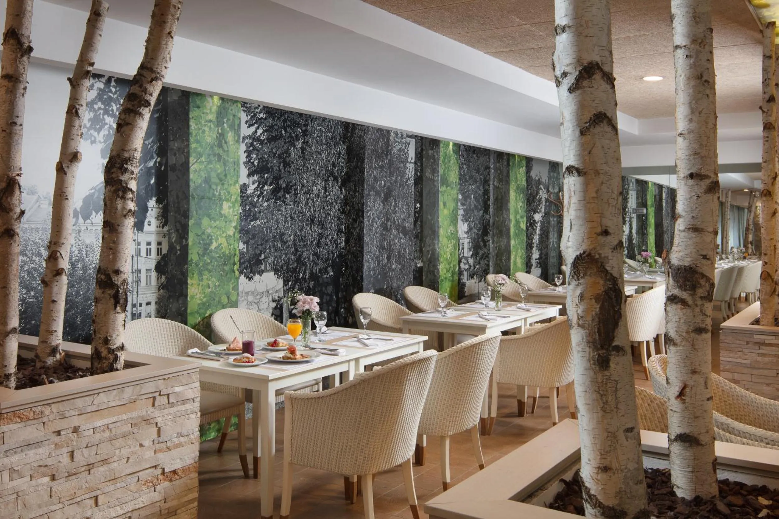 Restaurant/places to eat in Hotel Colors Inn