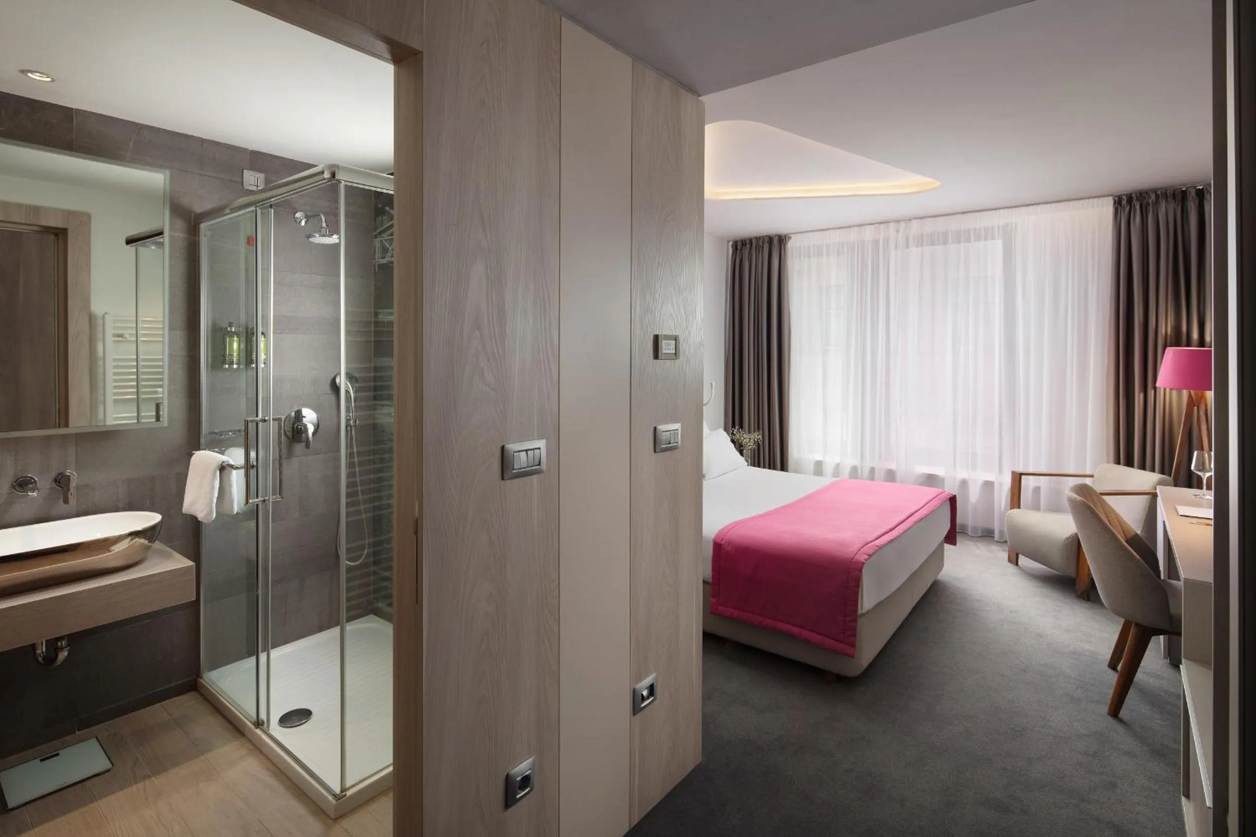 Bed in Hotel Colors Inn