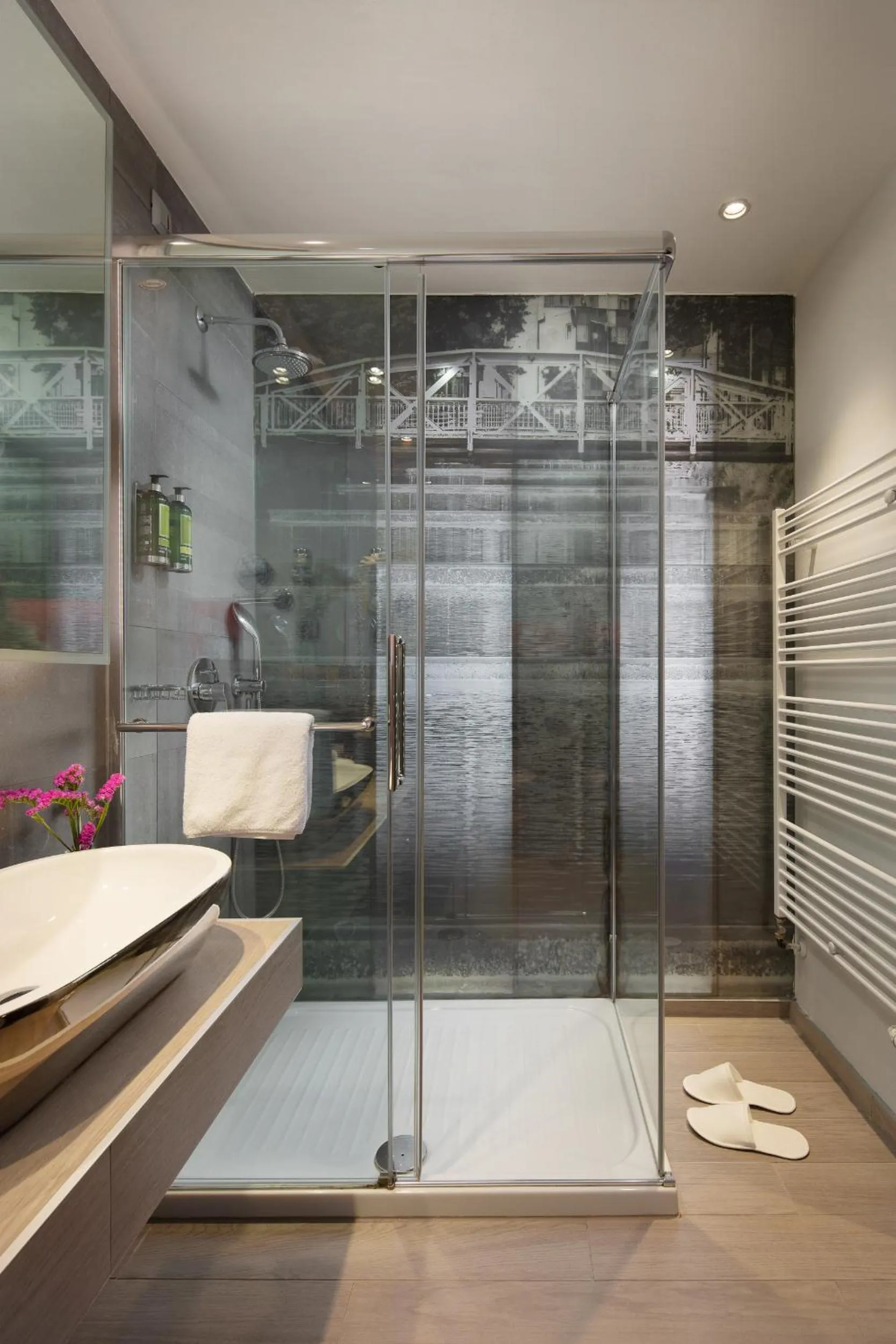 Shower in Hotel Colors Inn