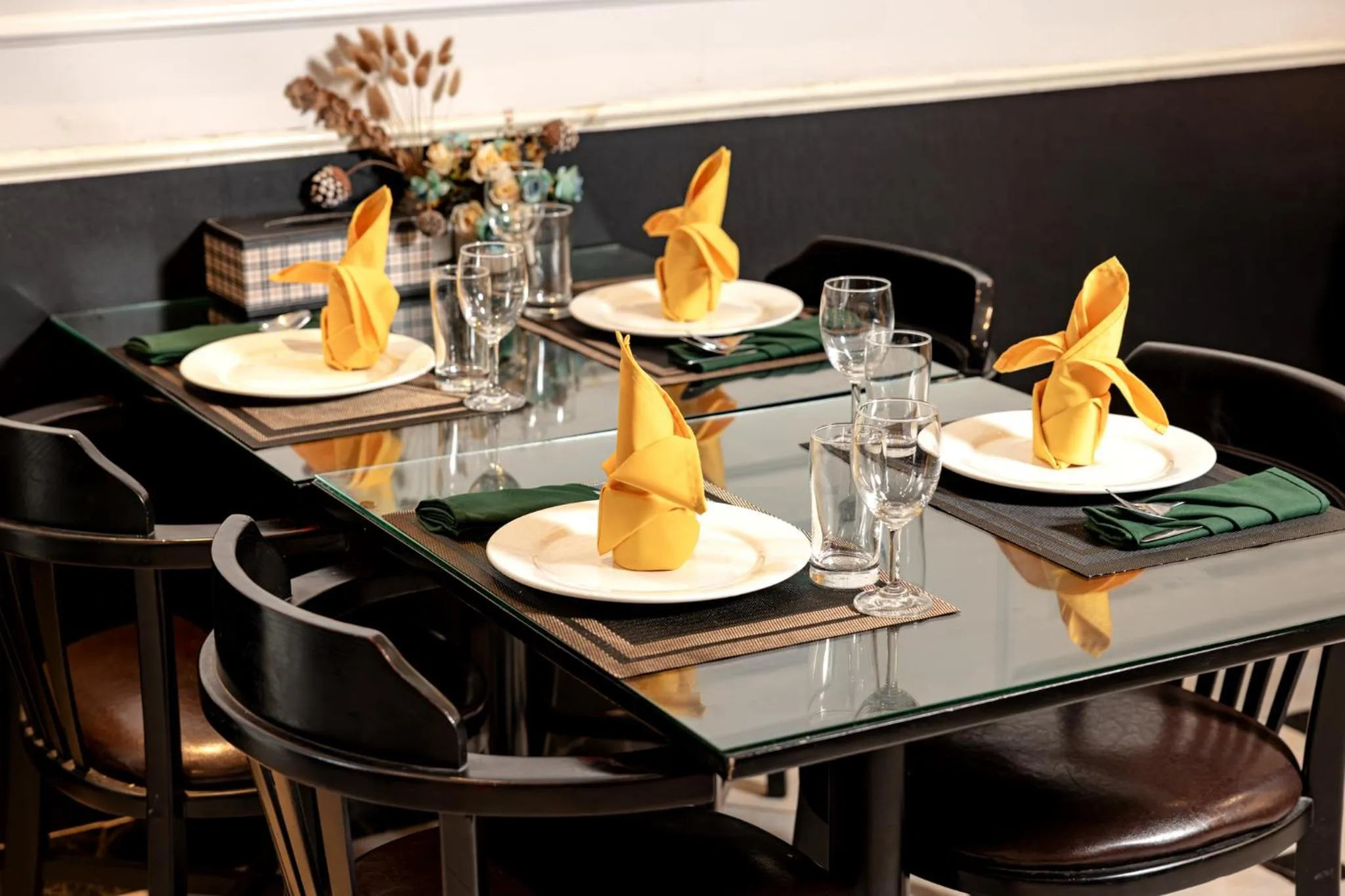 Restaurant/places to eat in Hanoi Elpis Hotel & Spa