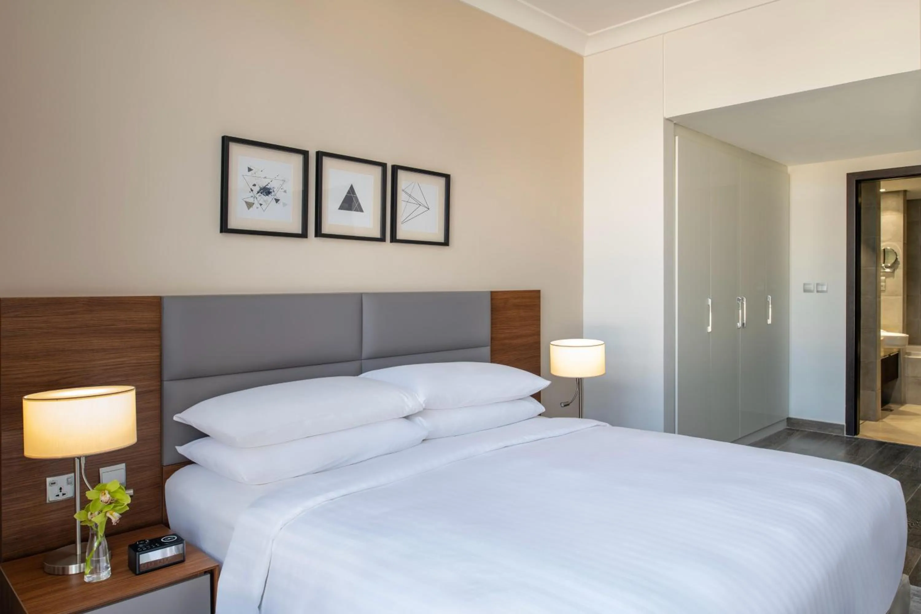 Bedroom, Bed in Le Mirage Downtown