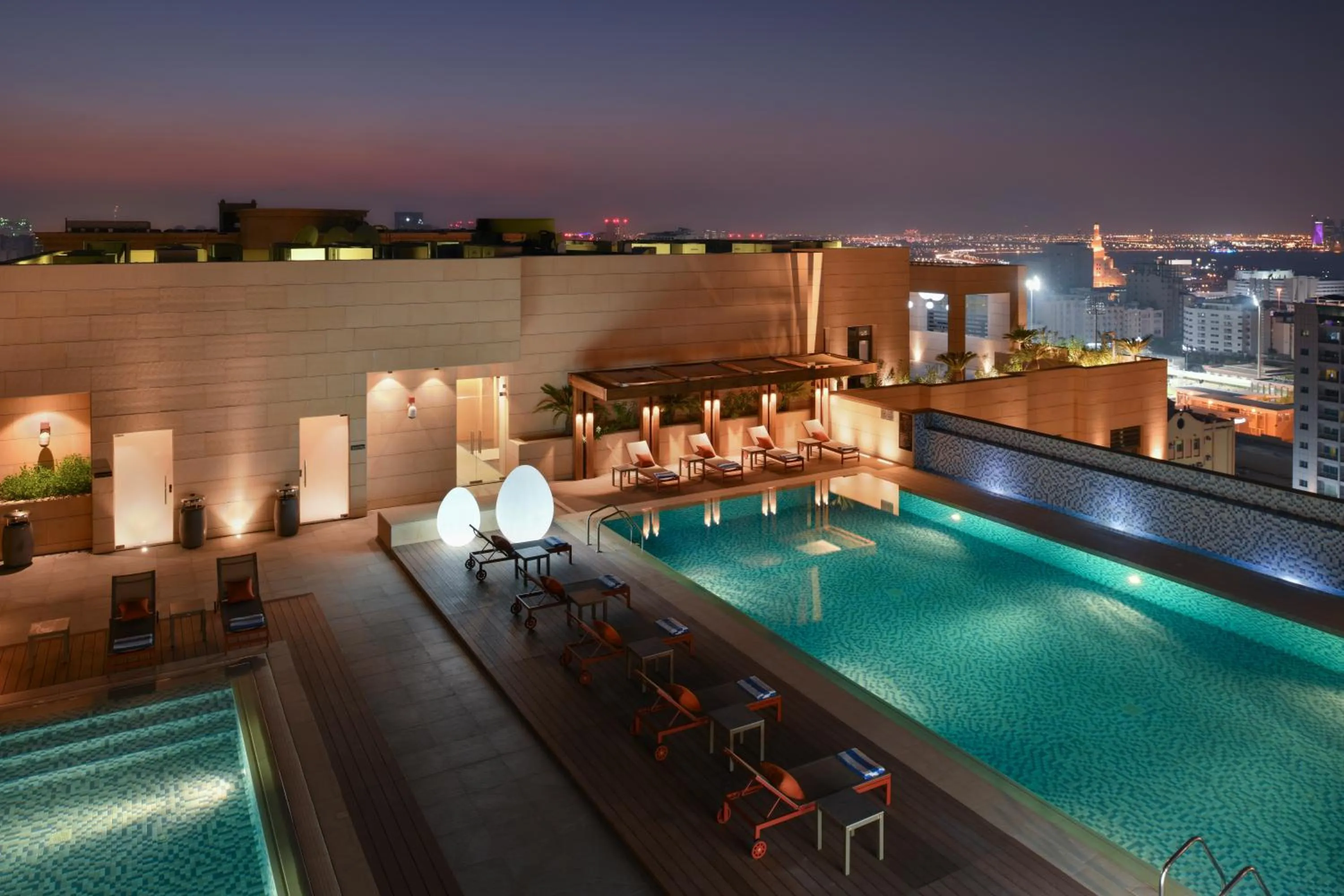 Swimming pool in Le Mirage Downtown