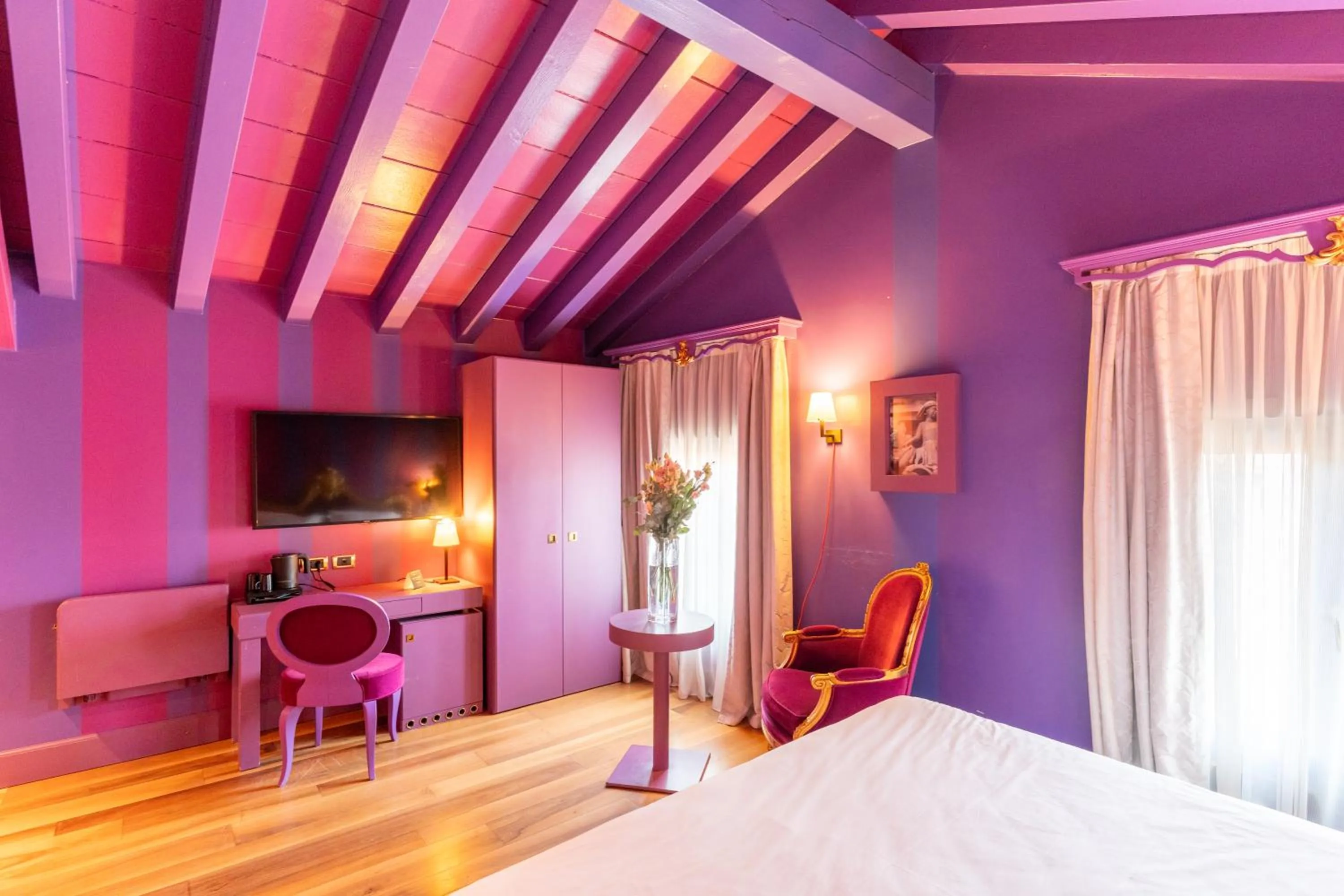 Communal lounge/ TV room, Bed in Hotel Ca' Zusto Venezia