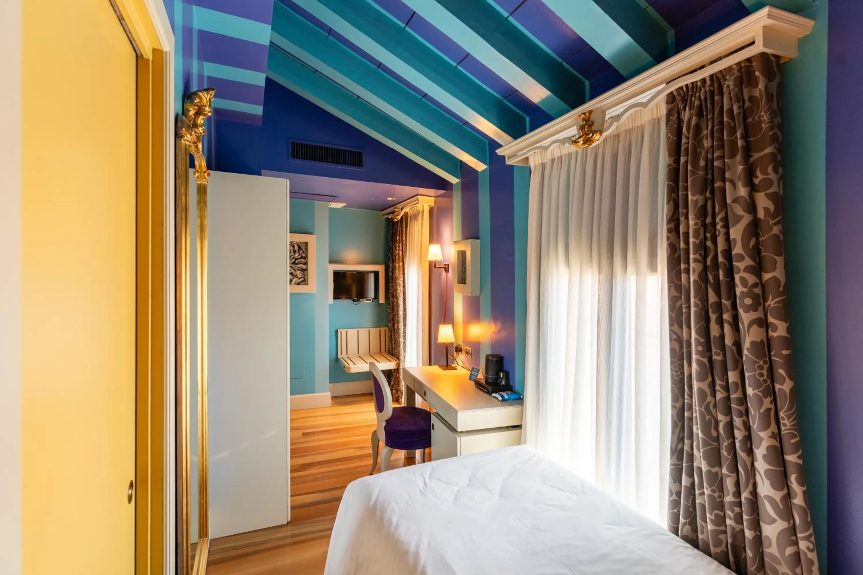 Decorative detail, Bed in Hotel Ca' Zusto Venezia