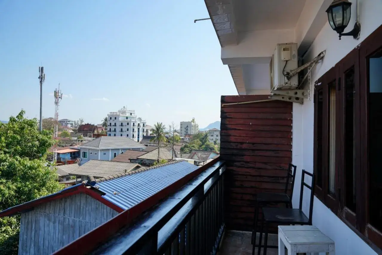 Double Room with Balcony in Bountang Mountain View Riverside Hotel Double Room with Balcony in Bountang Mountain View Riverside Hotel