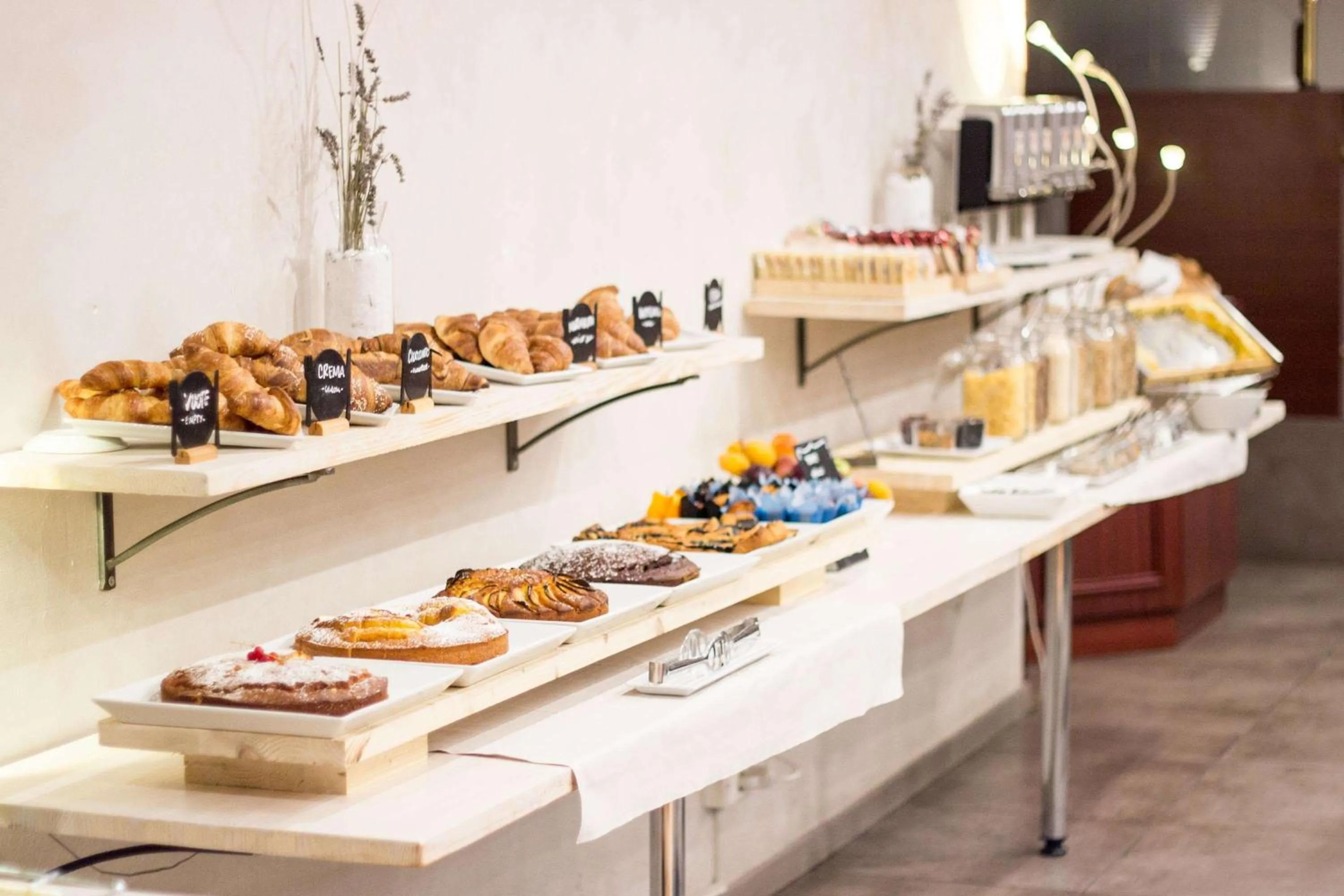 Restaurant/places to eat in Best Western Modena District