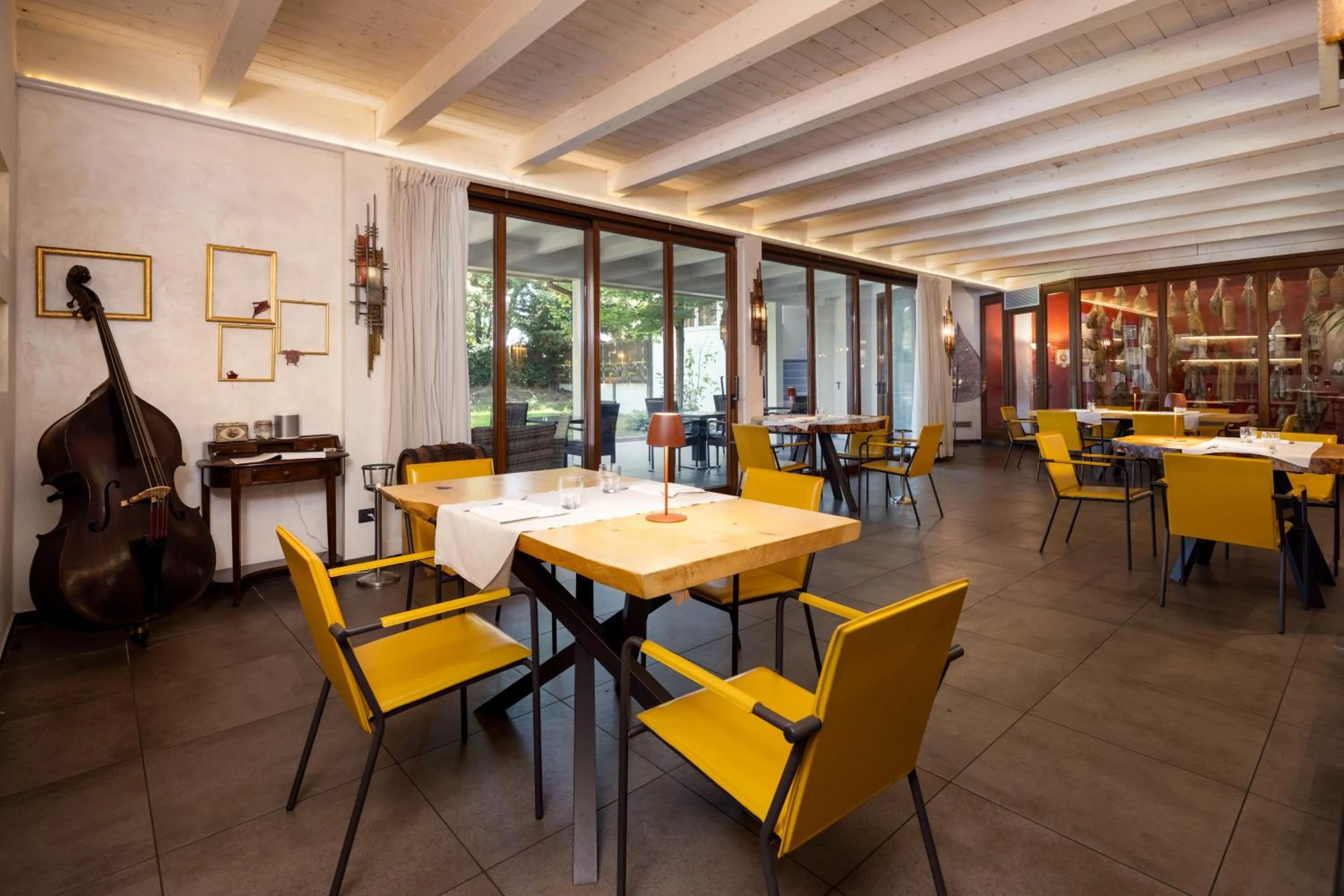 Restaurant/places to eat in Best Western Modena District