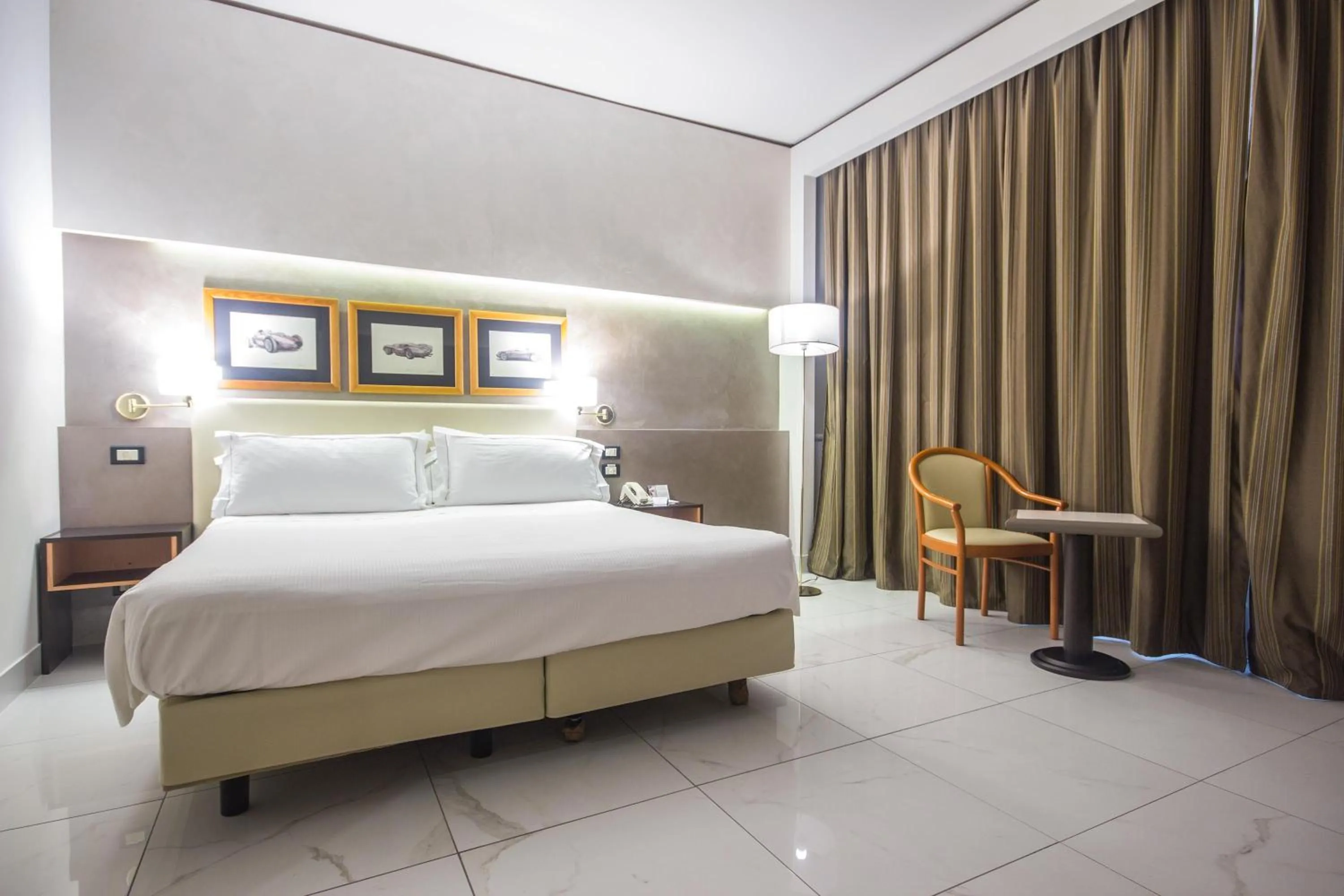 Bed in Best Western Modena District