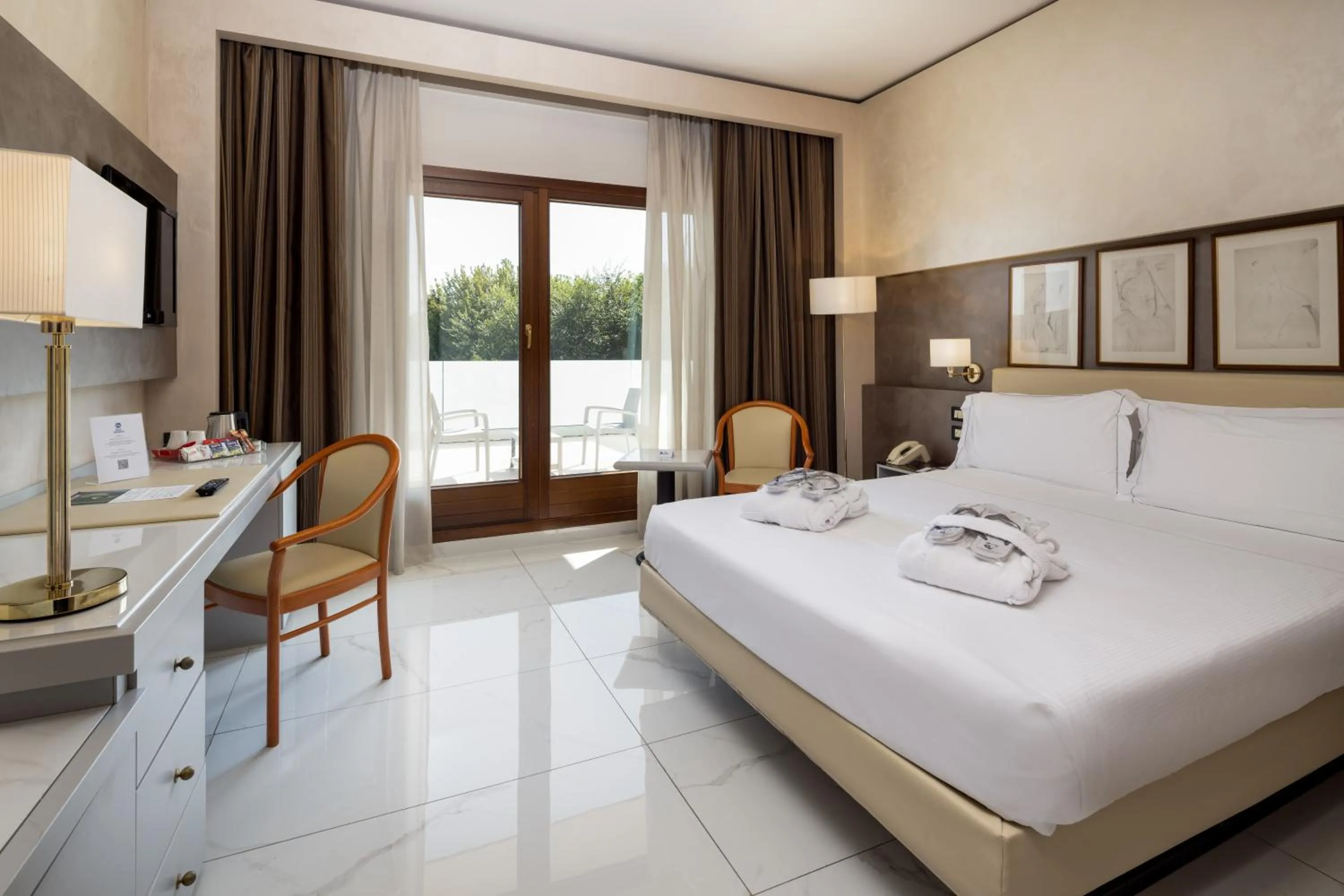 Balcony/Terrace, Bed in Best Western Modena District