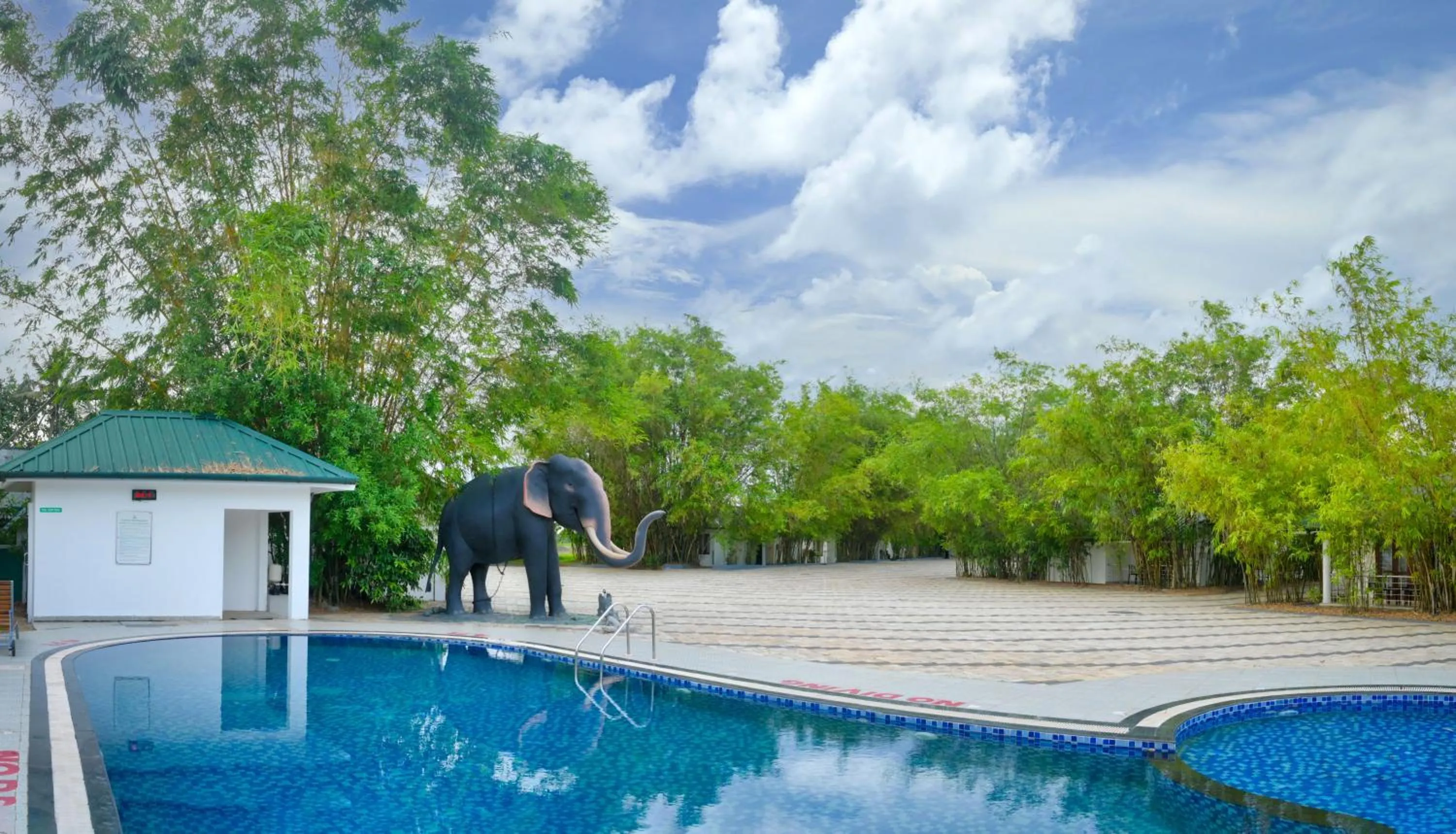 Swimming pool in Contour Backwaters Hotel Resort & Convention Centre