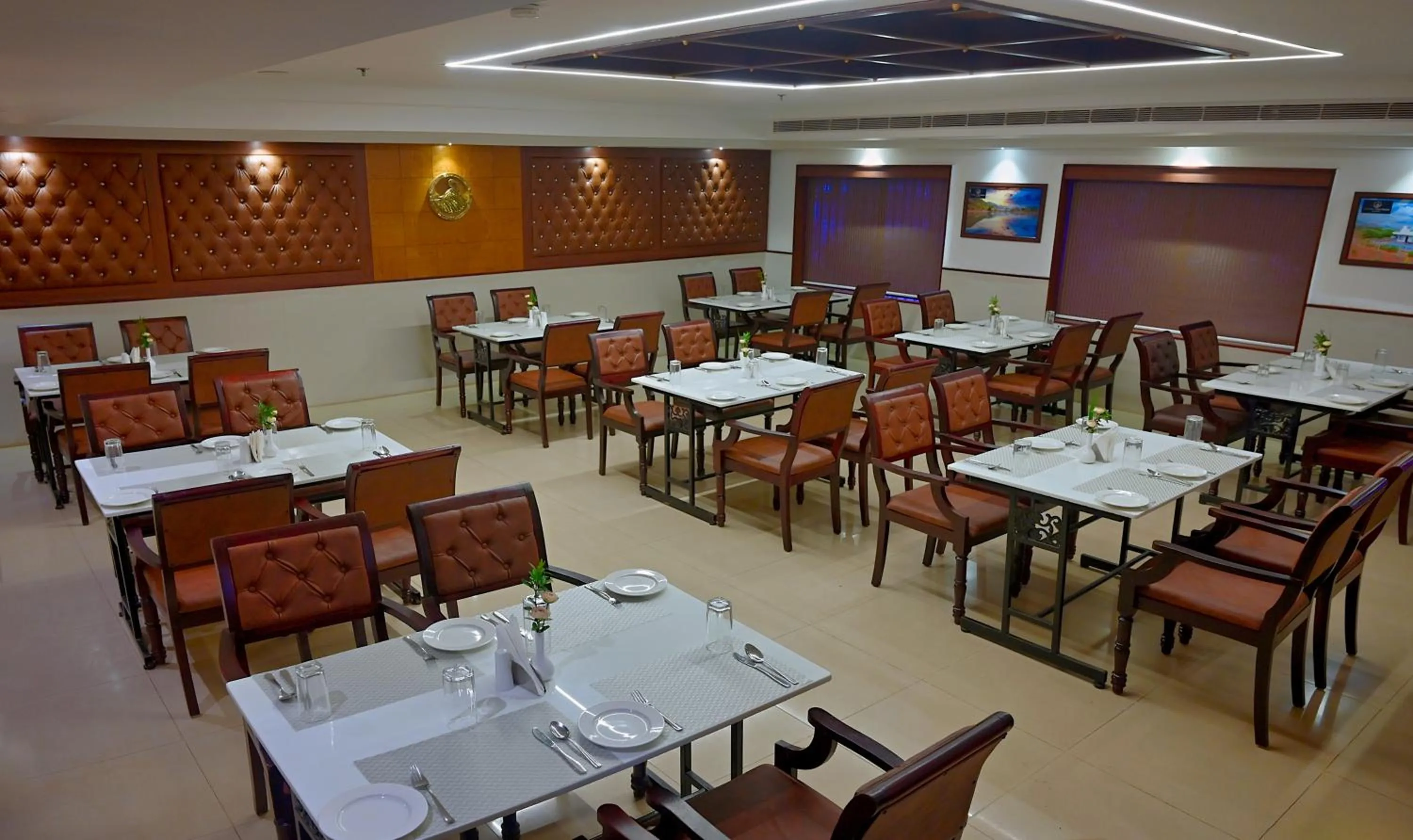 Restaurant/places to eat in Contour Backwaters Hotel Resort & Convention Centre