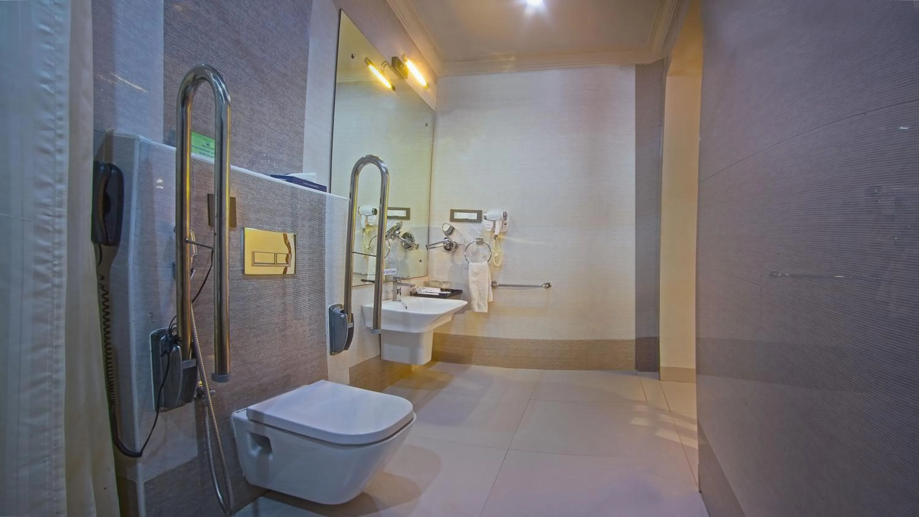 Shower in Contour Backwaters Hotel Resort & Convention Centre