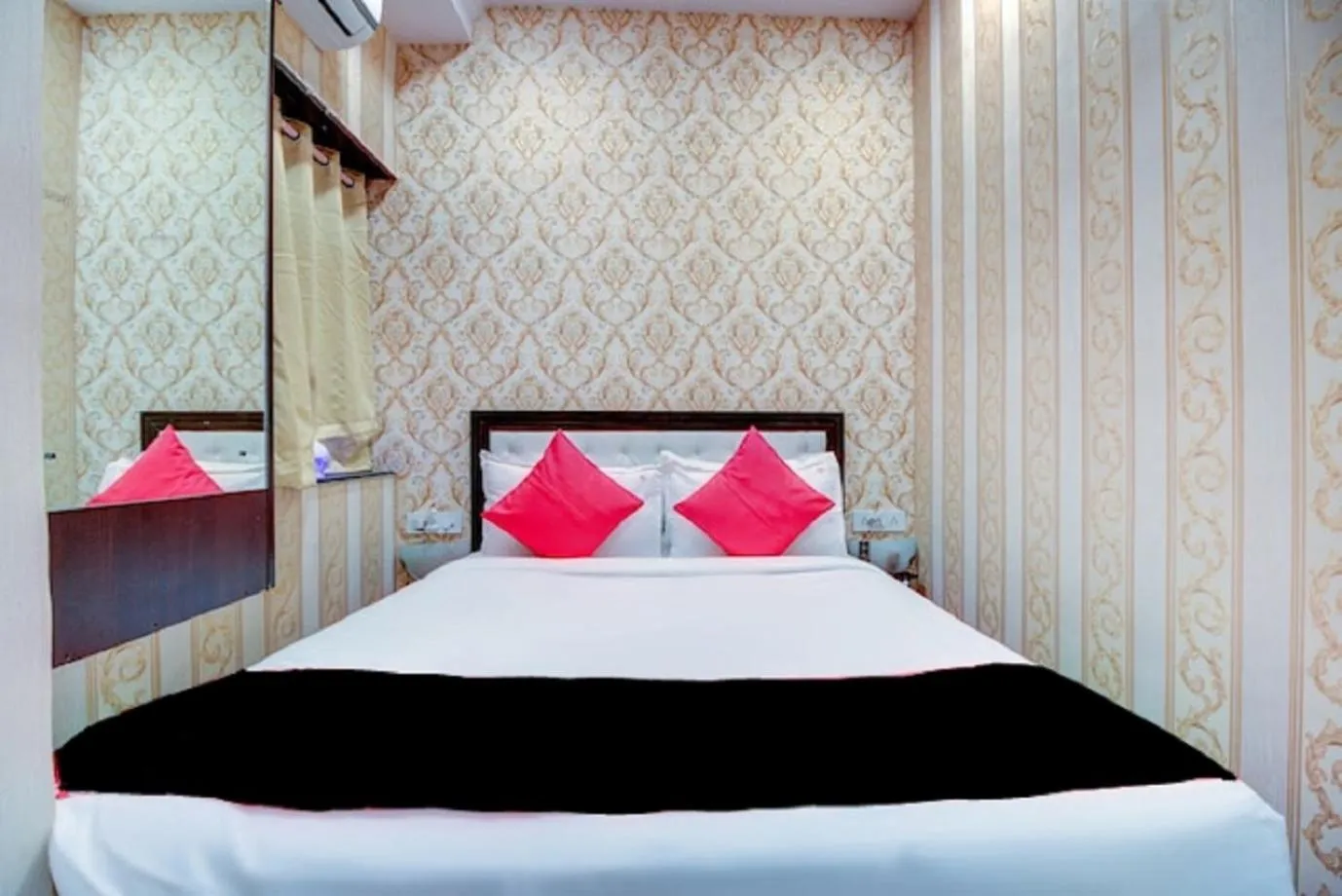 Bed in Hotel De Classico Juhu
