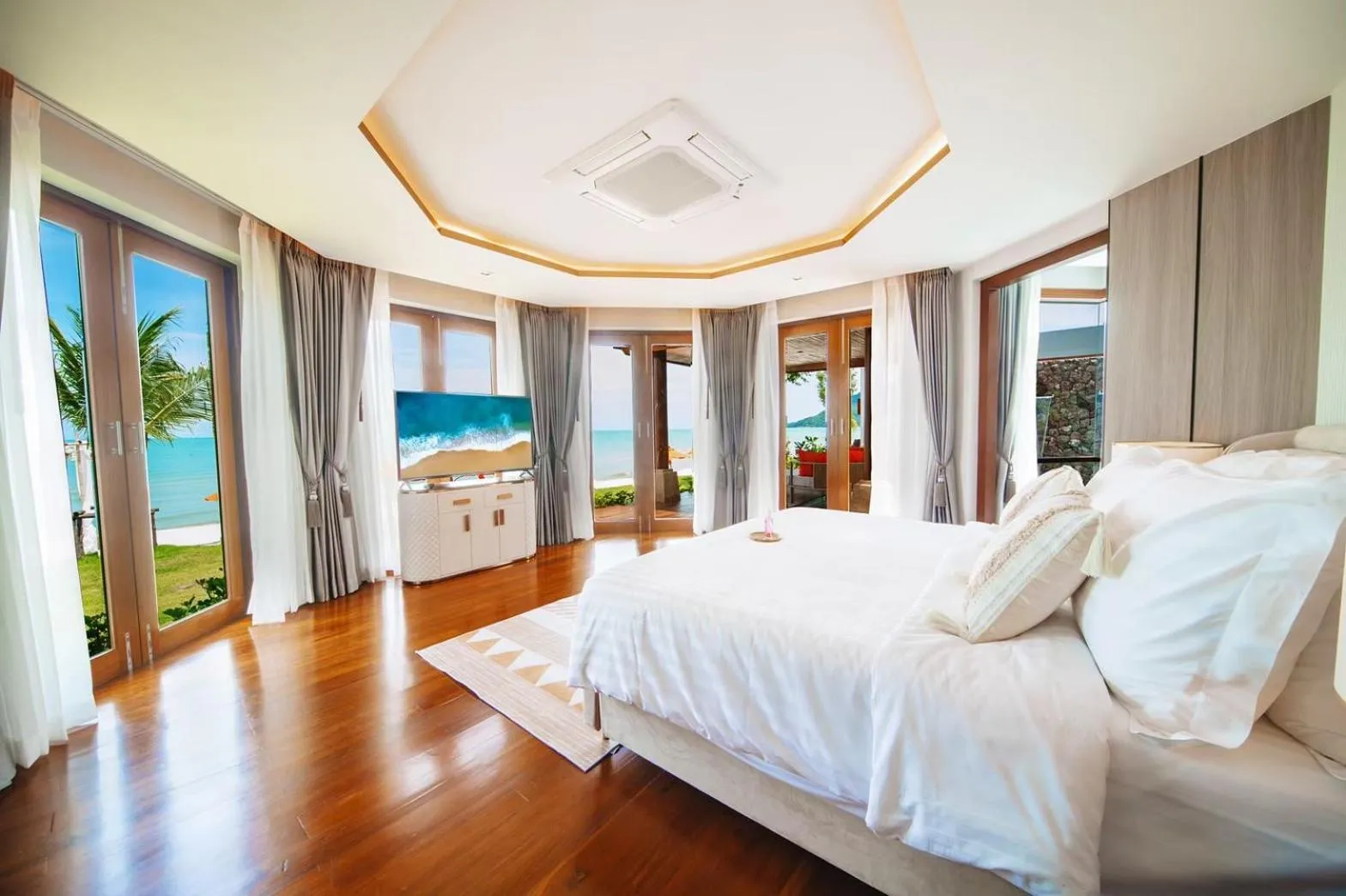 Photo of the whole room, Bed in Yotaka Khanom