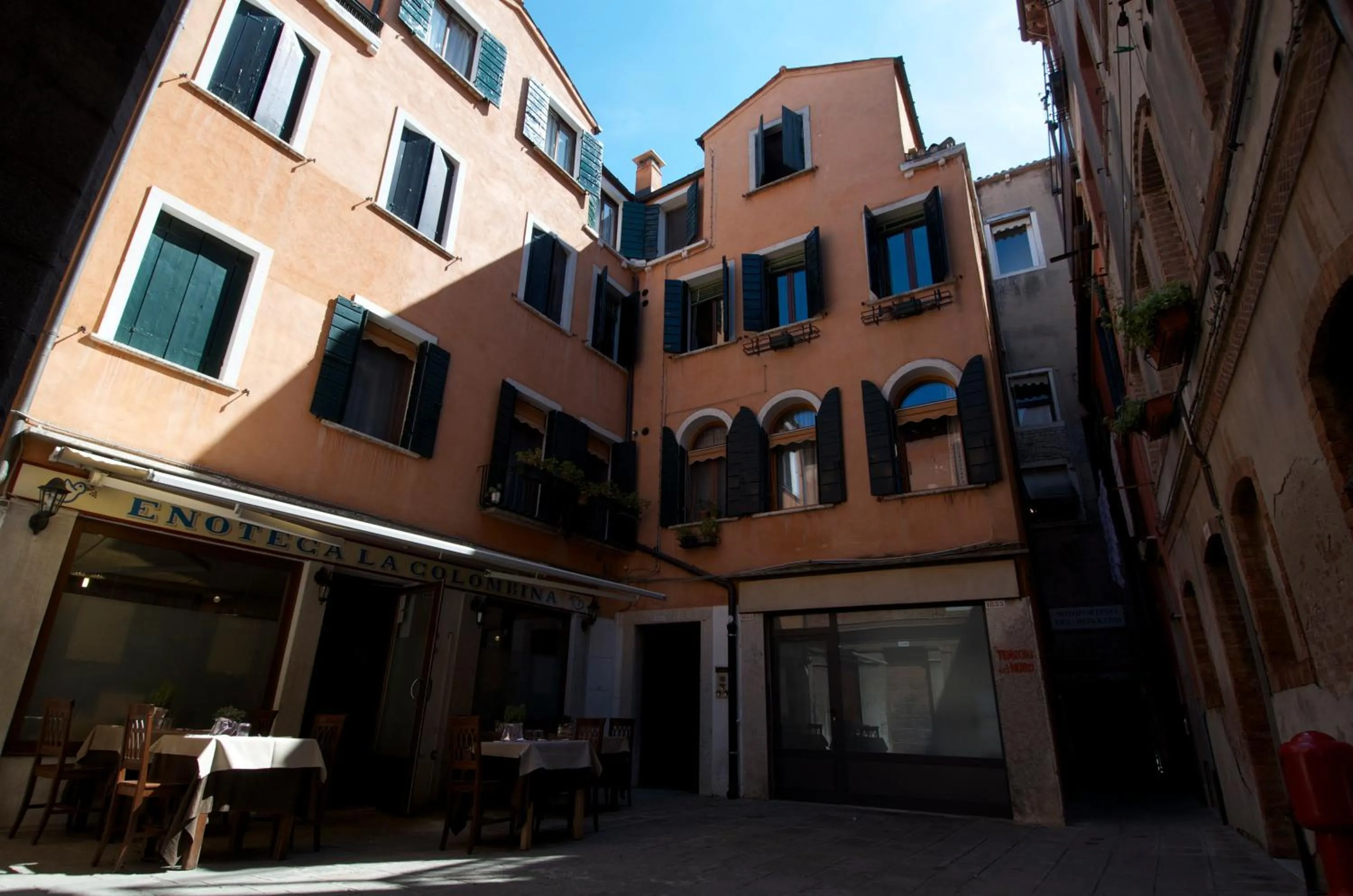 Restaurant/places to eat in Al Portico Guest House