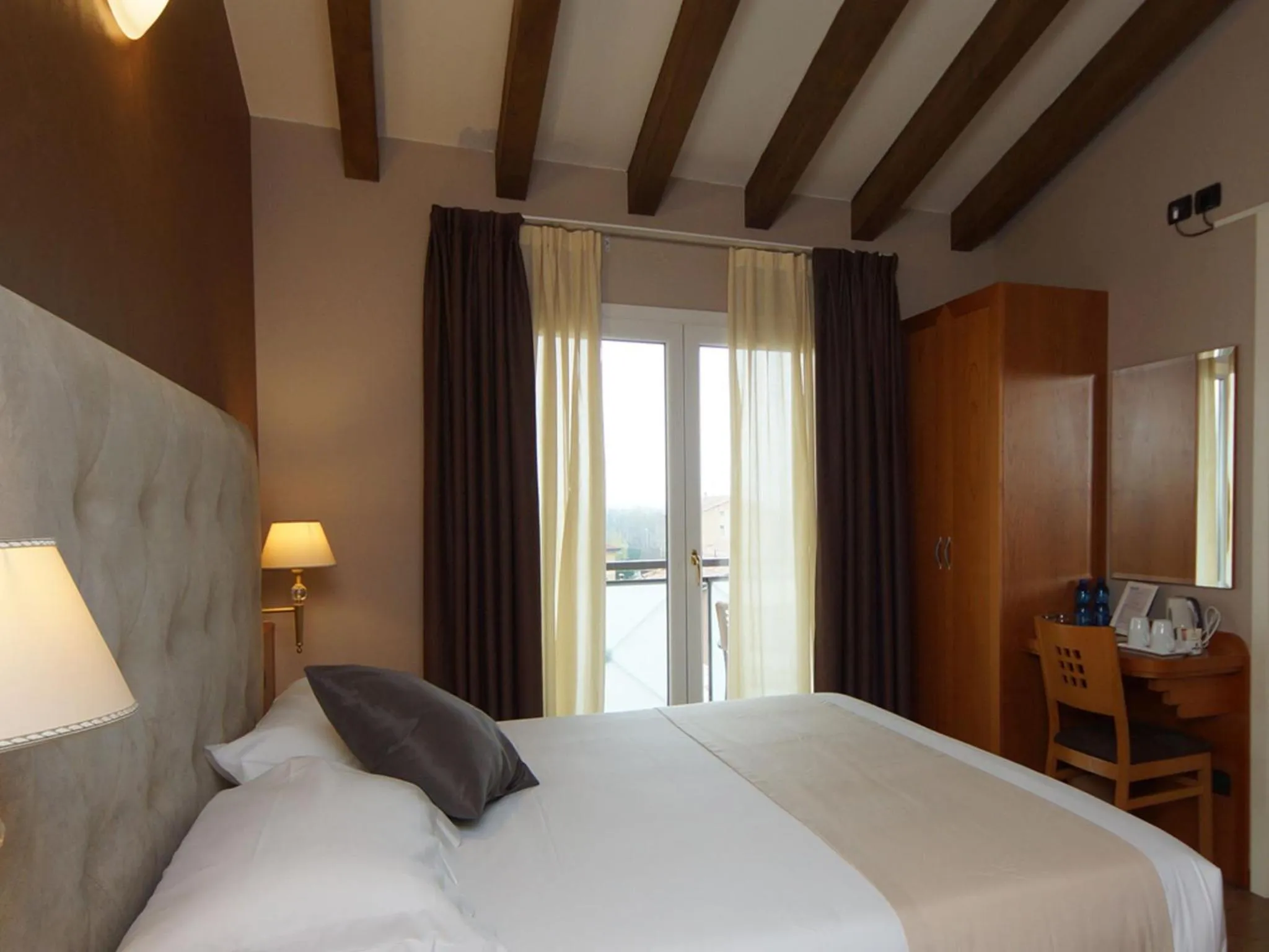 Shower, Bed in Hotel Clarin 14 by Dori