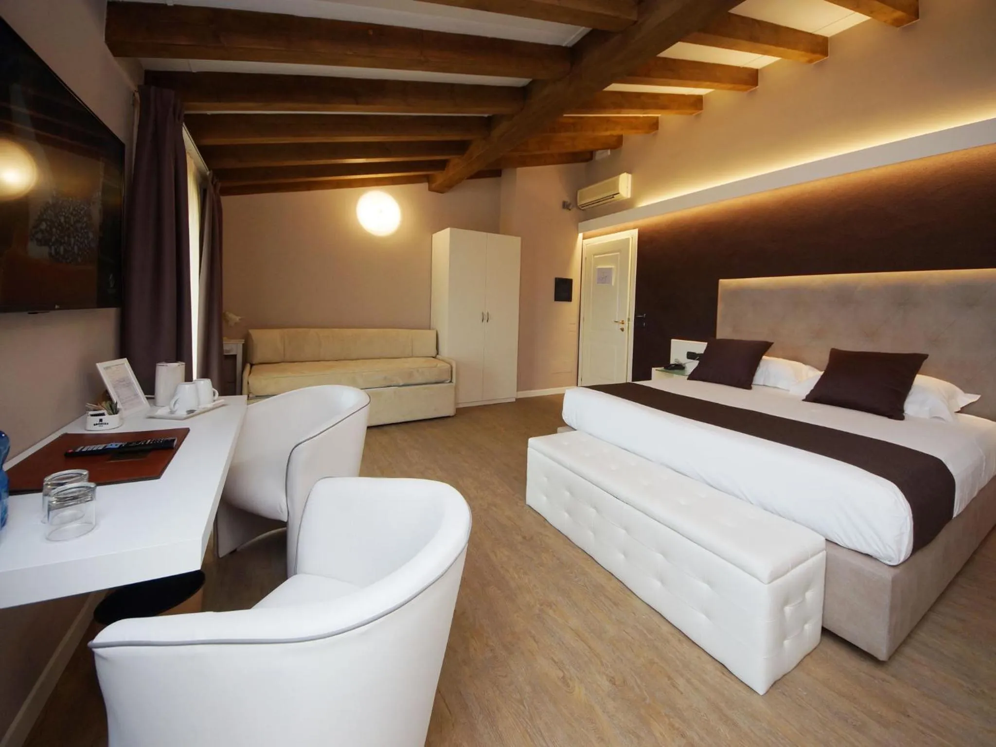 Shower, Bed in Hotel Clarin 14 by Dori