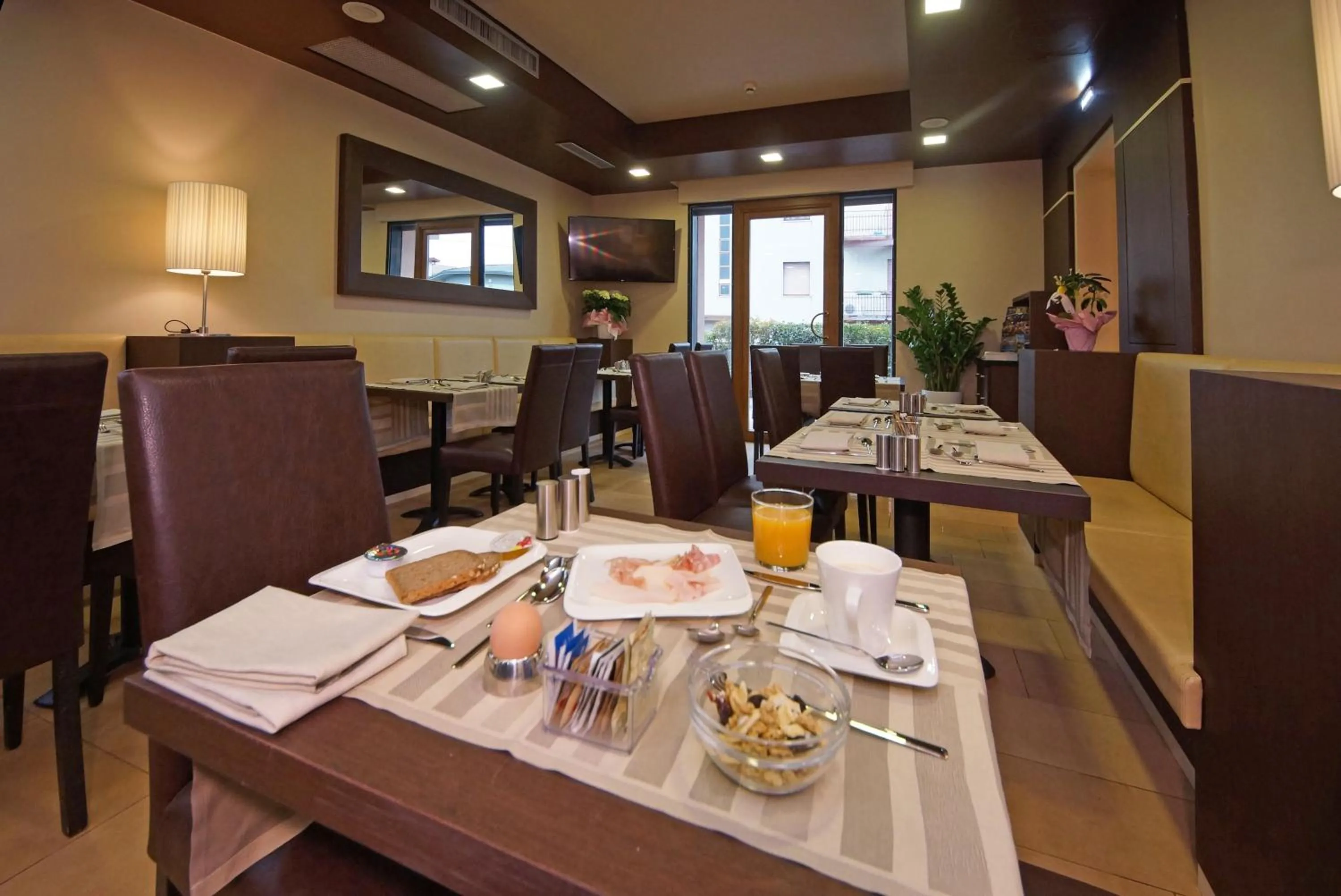 Breakfast in Hotel Clarin 14 by Dori