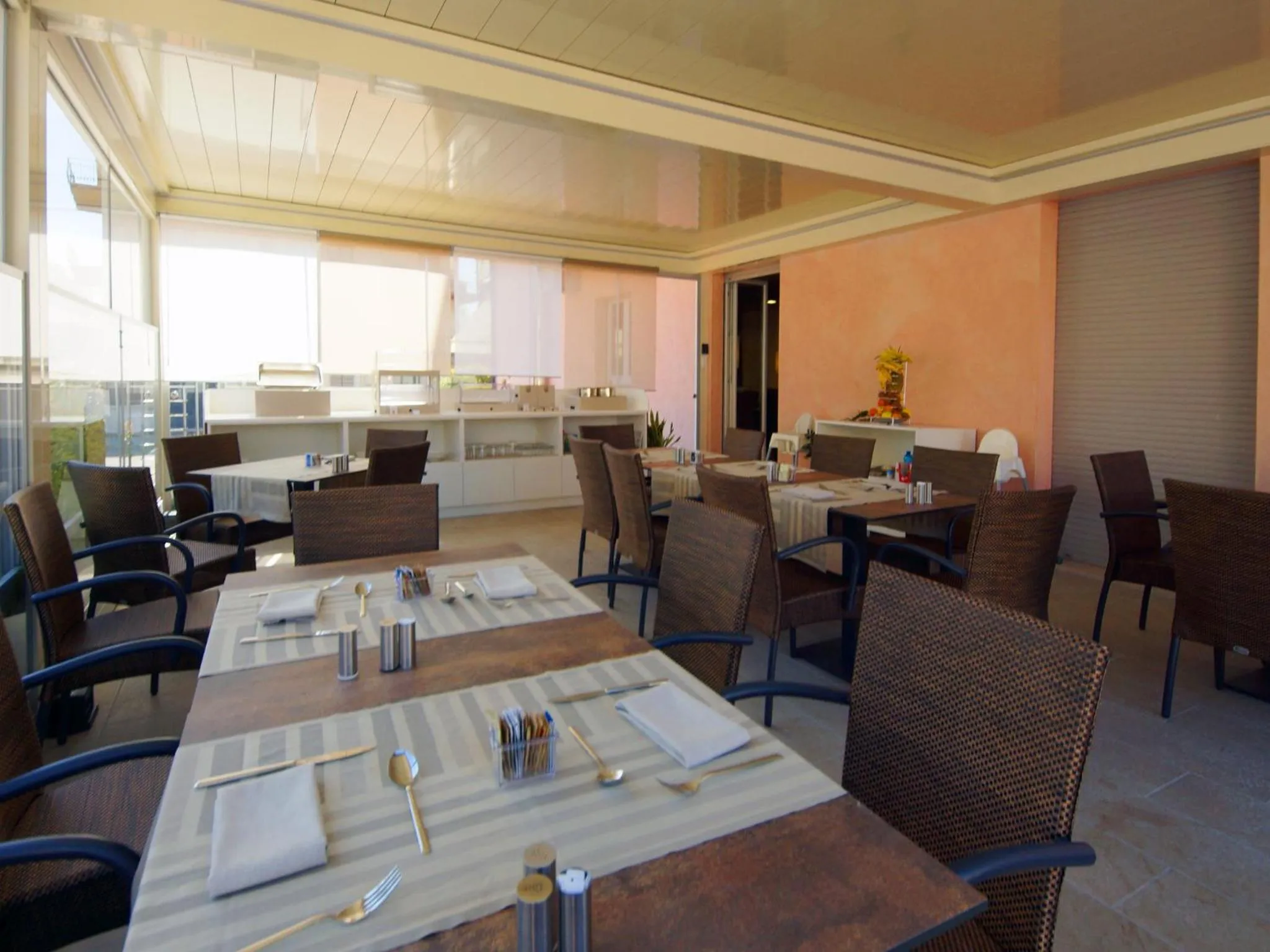 Food and drinks in Hotel Clarin 14 by Dori