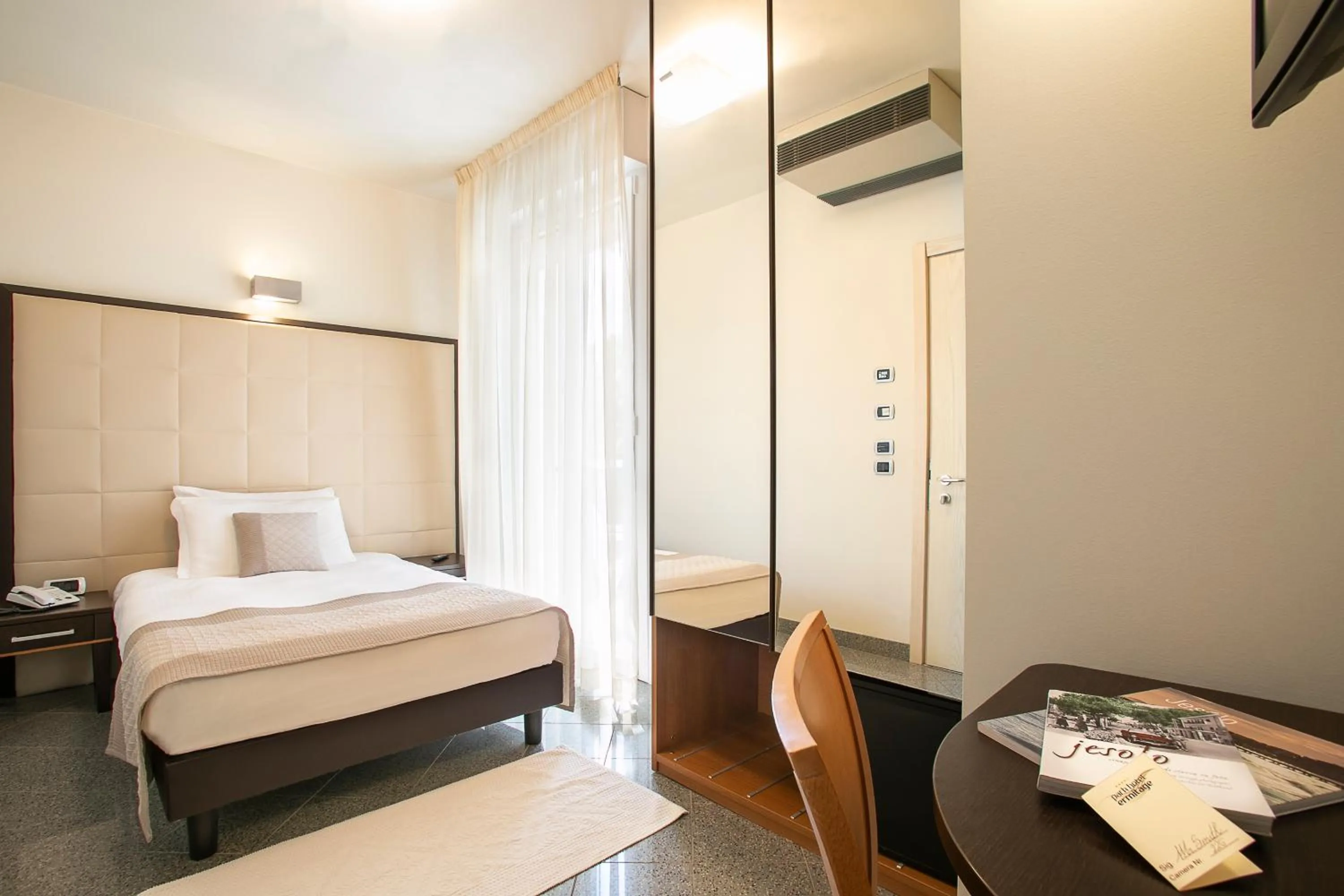 Bed in Park Hotel Ermitage Resort & Spa